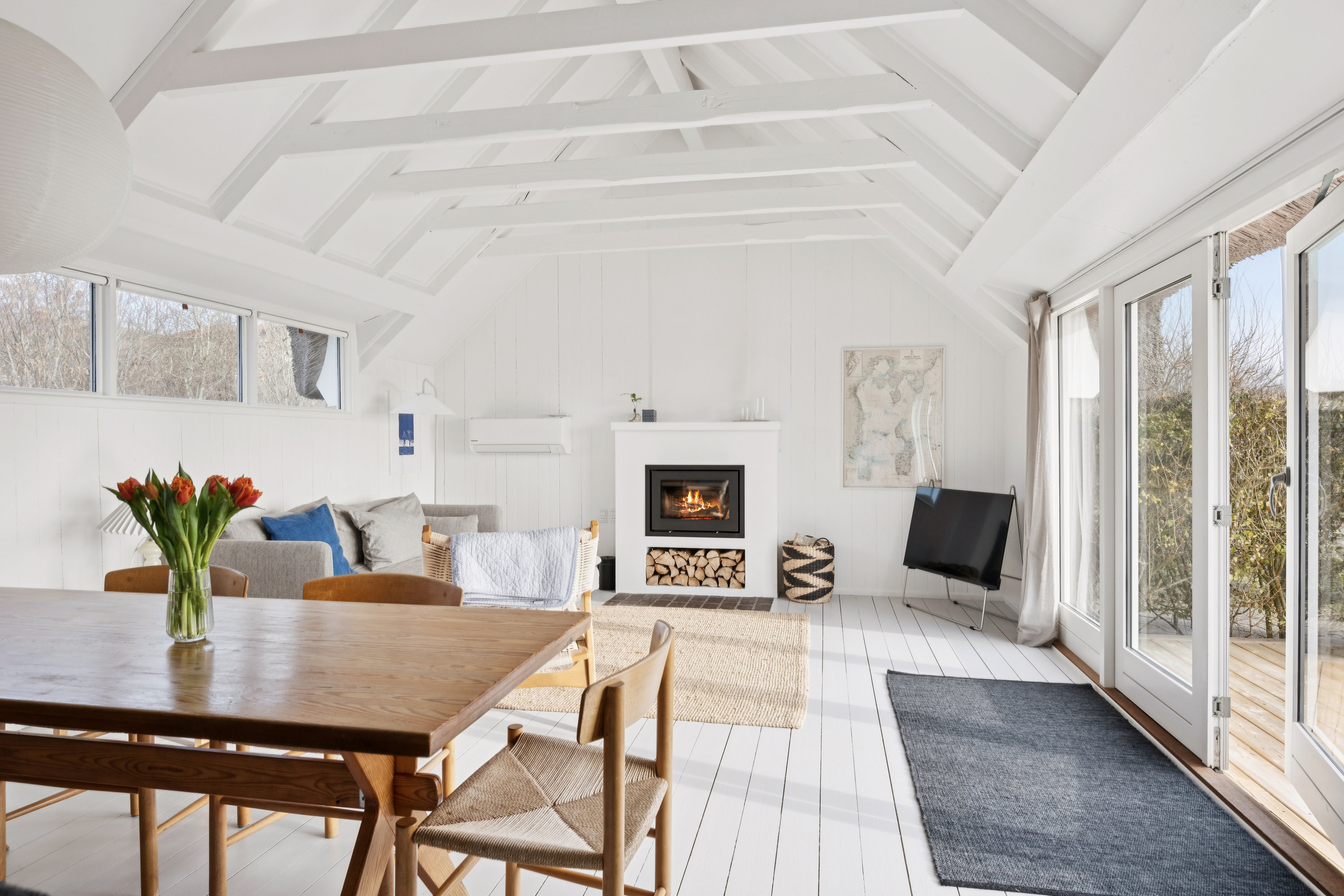 Fremhævet stue billede i fuldskærmstilstand. Billede af Peter Holms Vej 23, Lyngsbæk Strand, 8400 Ebeltoft