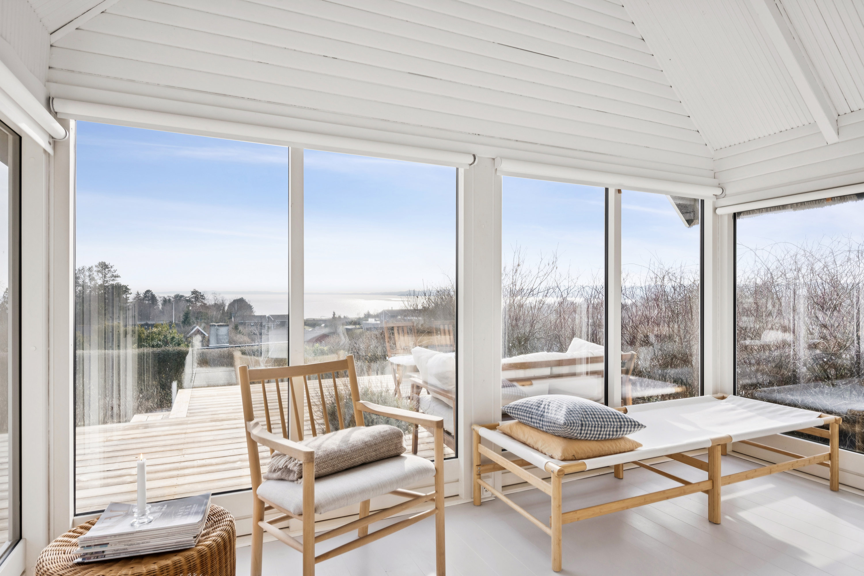 Fremhævet stue billede i fuldskærmstilstand. Billede af Peter Holms Vej 23, Lyngsbæk Strand, 8400 Ebeltoft