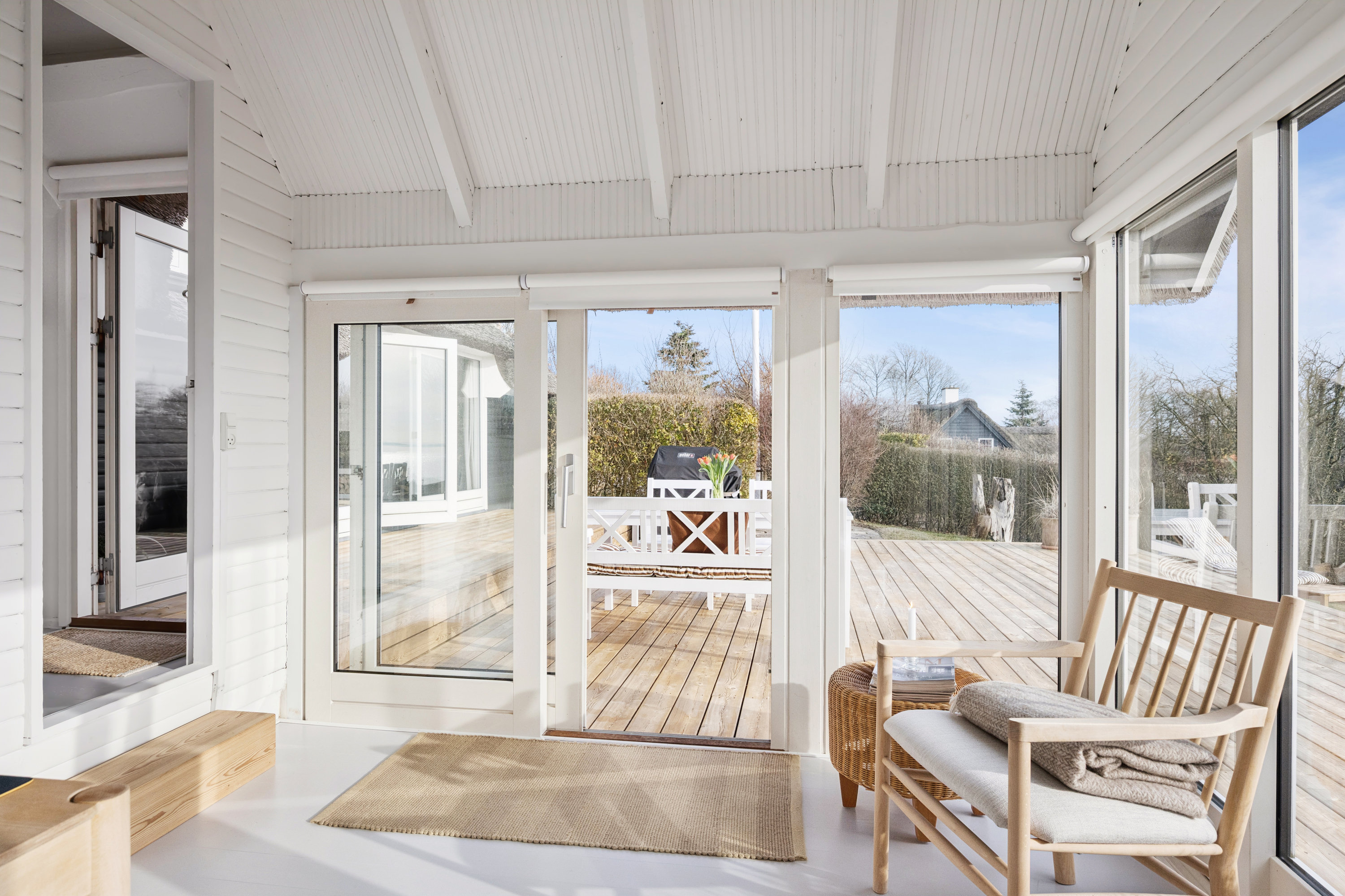 Fremhævet stue billede i fuldskærmstilstand. Billede af Peter Holms Vej 23, Lyngsbæk Strand, 8400 Ebeltoft