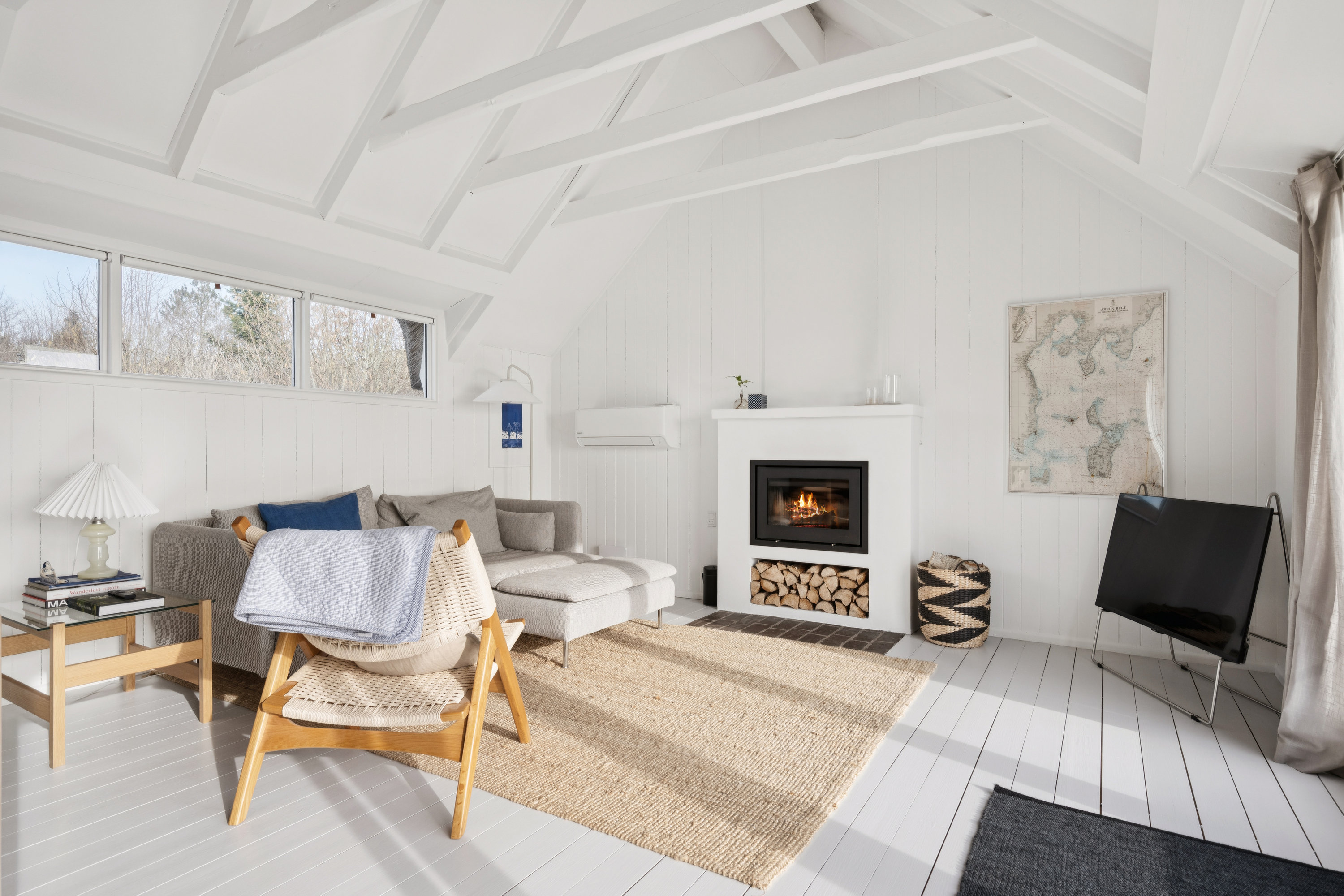 Fremhævet stue billede i fuldskærmstilstand. Billede af Peter Holms Vej 23, Lyngsbæk Strand, 8400 Ebeltoft