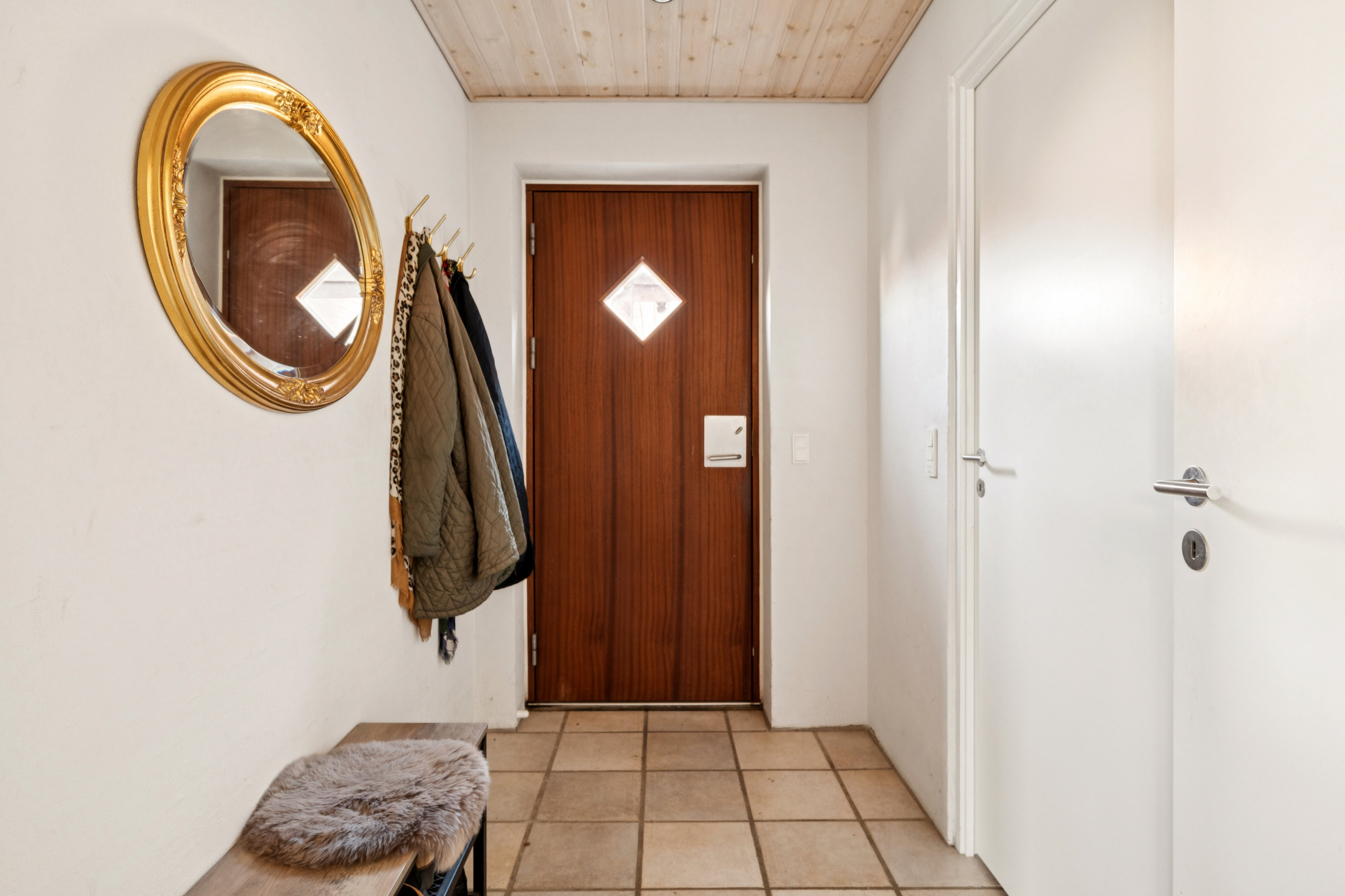 Fremhævet entré billede i fuldskærmstilstand. Billede af Hindhøjen 19, 8382 Hinnerup