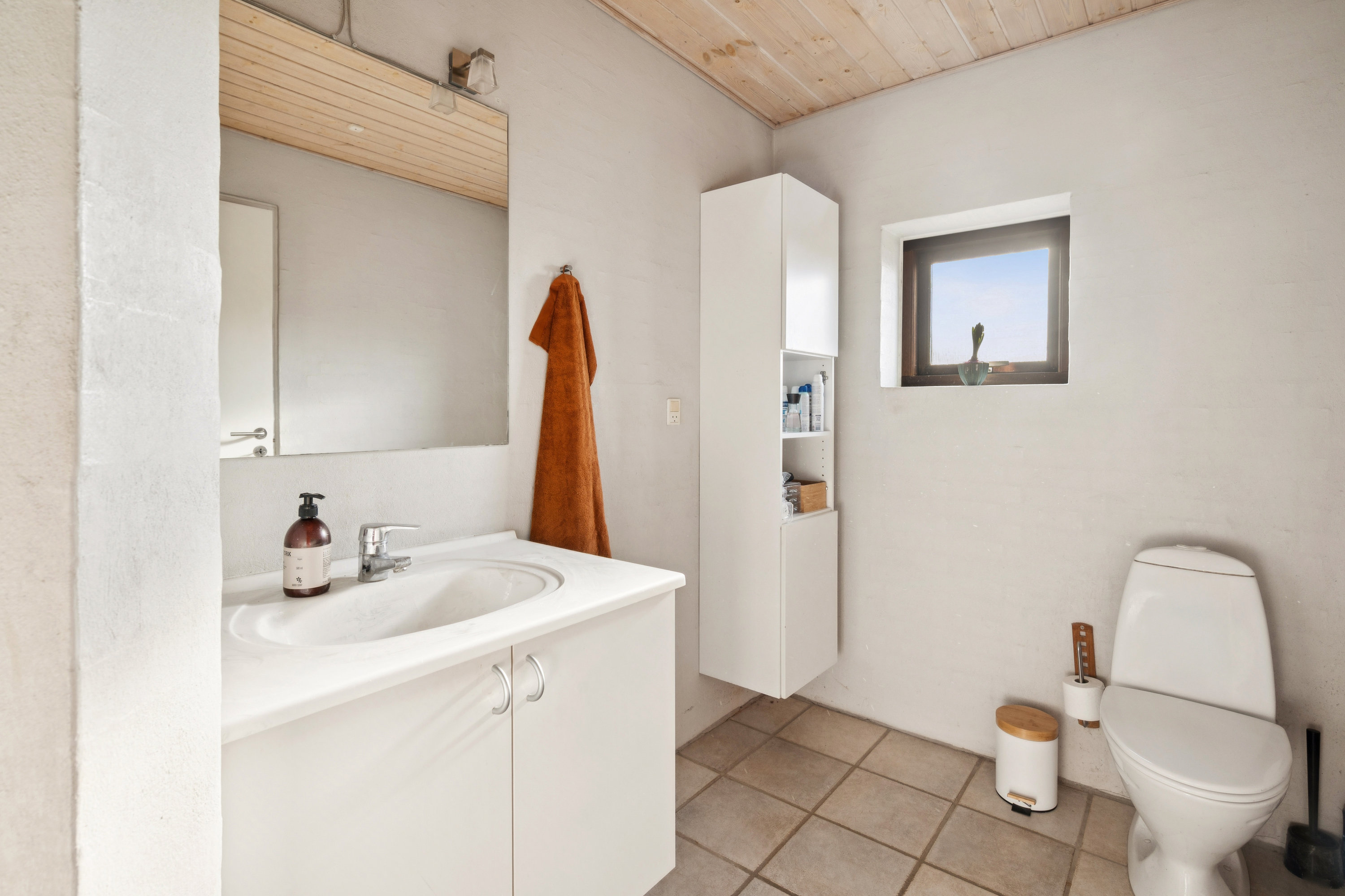 Fremhævet badeværelse billede i fuldskærmstilstand. Billede af Hindhøjen 19, 8382 Hinnerup