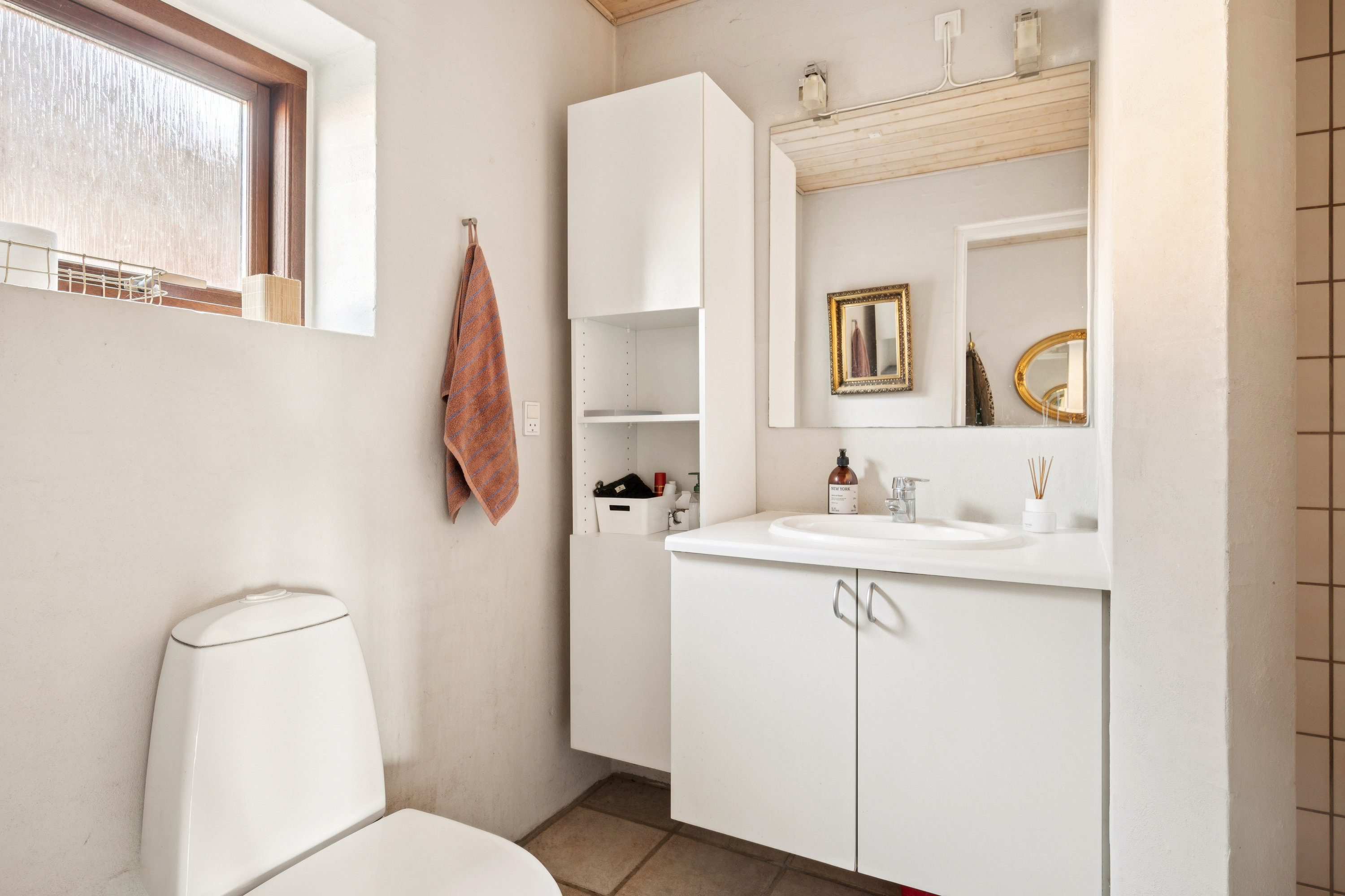 Fremhævet badeværelse billede i fuldskærmstilstand. Billede af Hindhøjen 19, 8382 Hinnerup