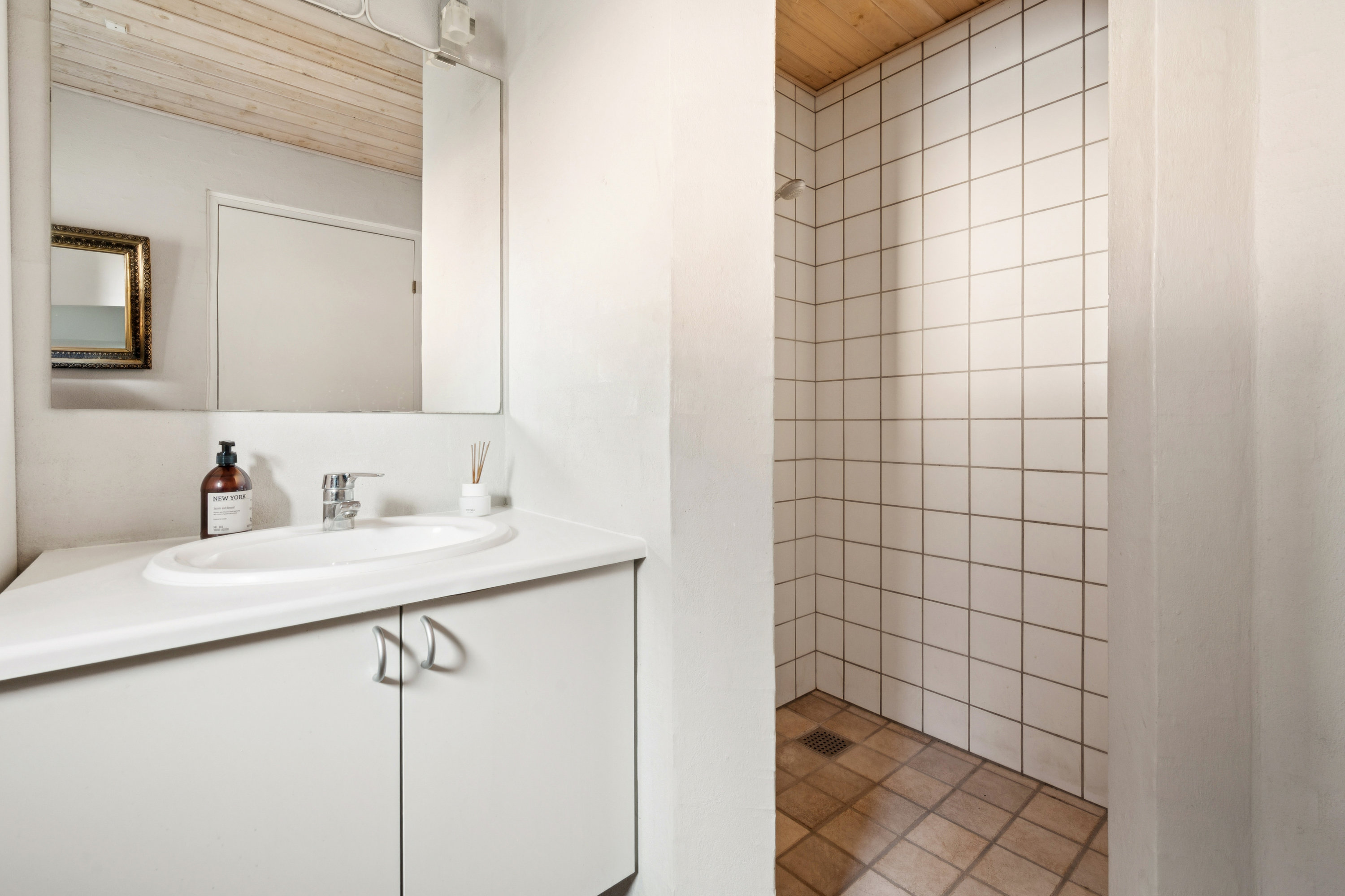 Fremhævet badeværelse billede i fuldskærmstilstand. Billede af Hindhøjen 19, 8382 Hinnerup