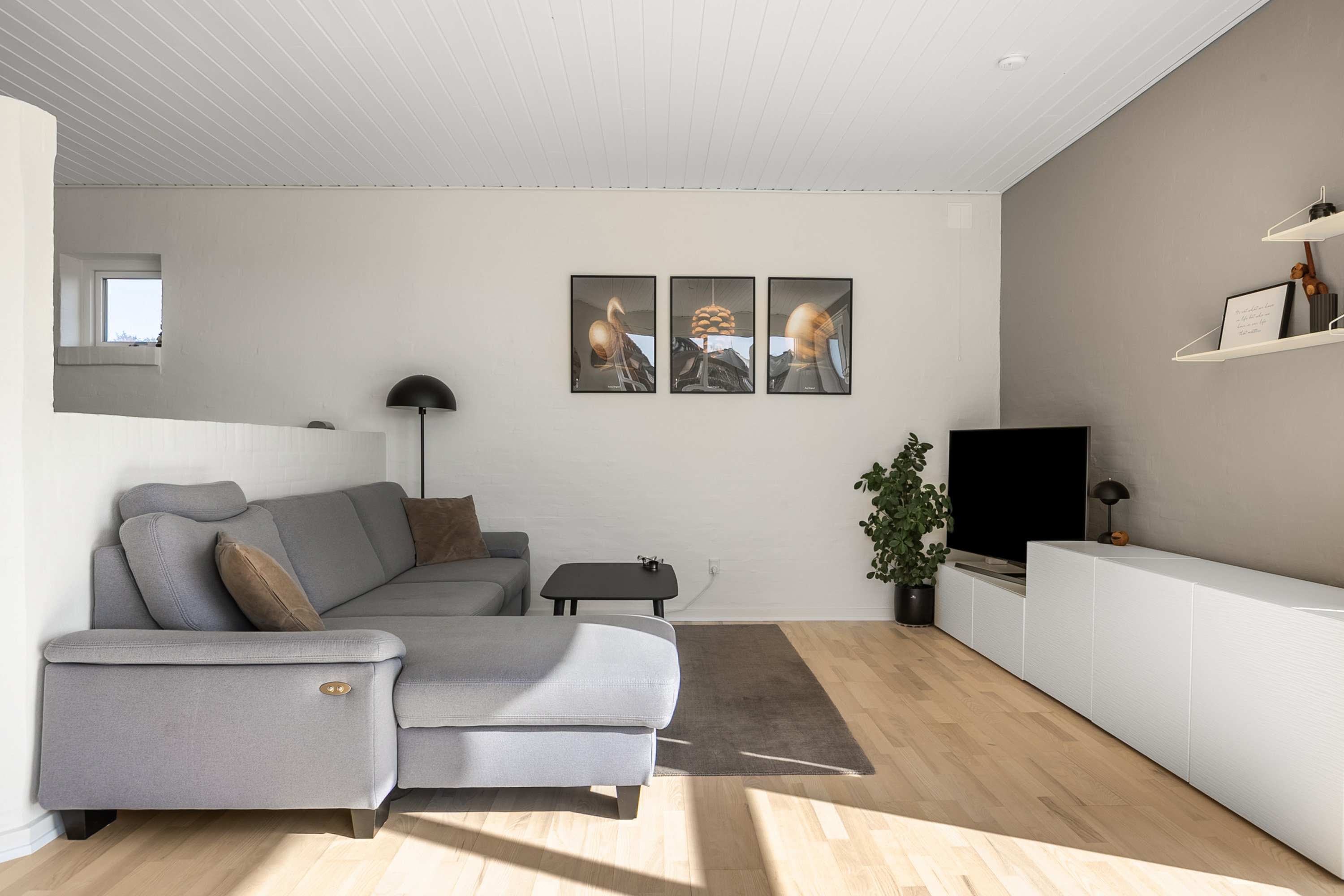 Fremhævet stue billede i fuldskærmstilstand. Billede af Skovbakken 45, 6200 Aabenraa