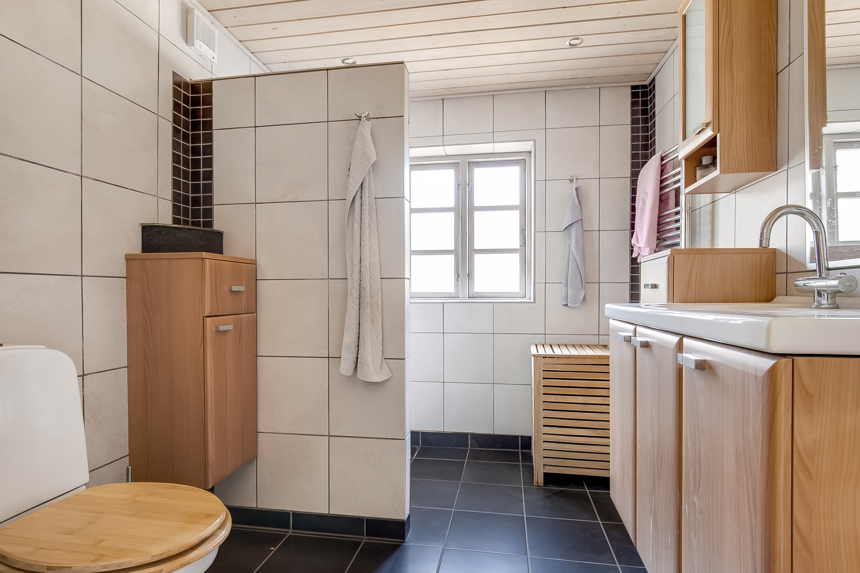 Fremhævet badeværelse billede i fuldskærmstilstand. Billede af Runddelen 22, Starup, 6040 Egtved