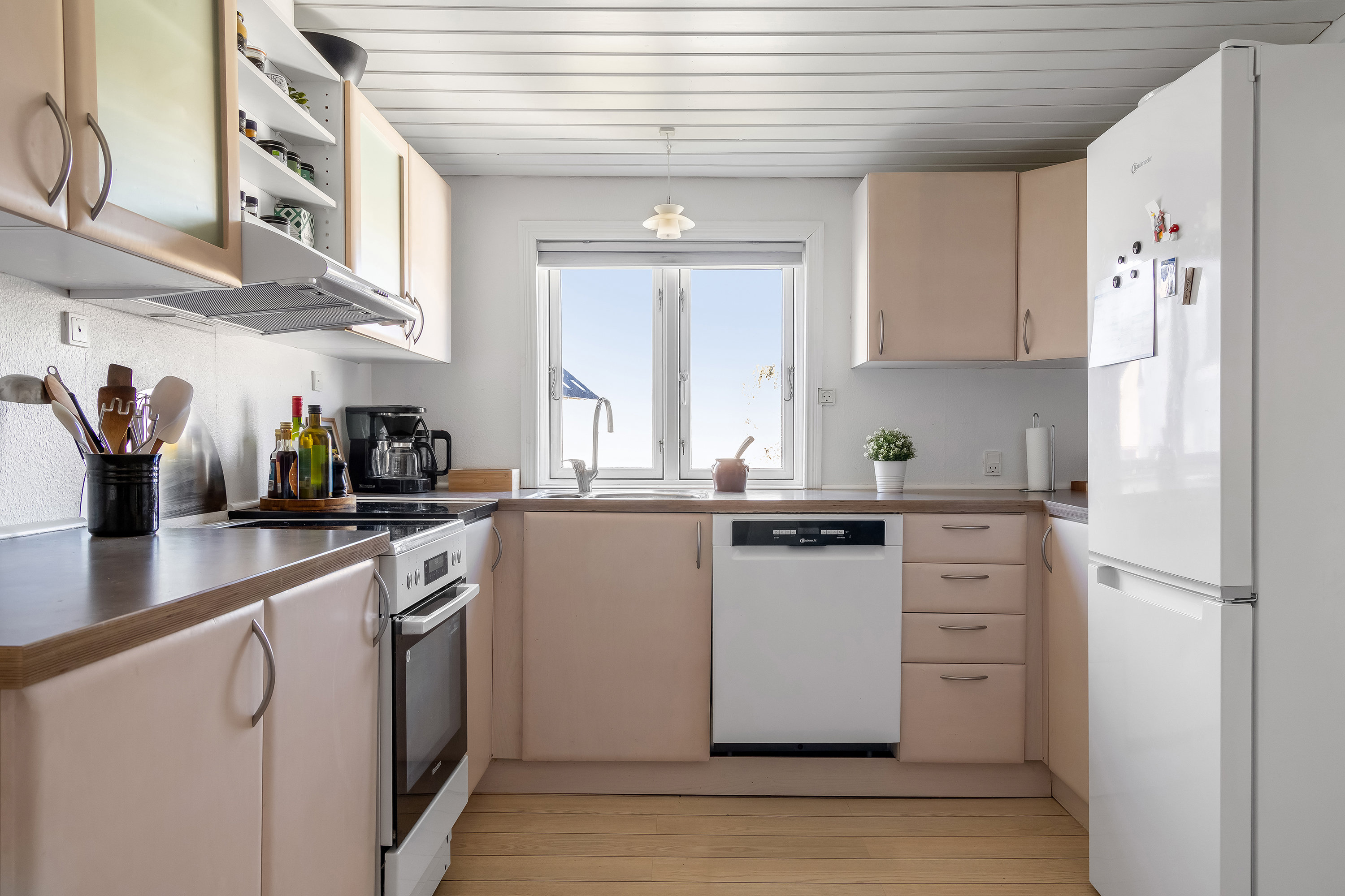 Fremhævet køkken alrum billede i fuldskærmstilstand. Billede af Lundevej 18B, st.., 3600 Frederikssund