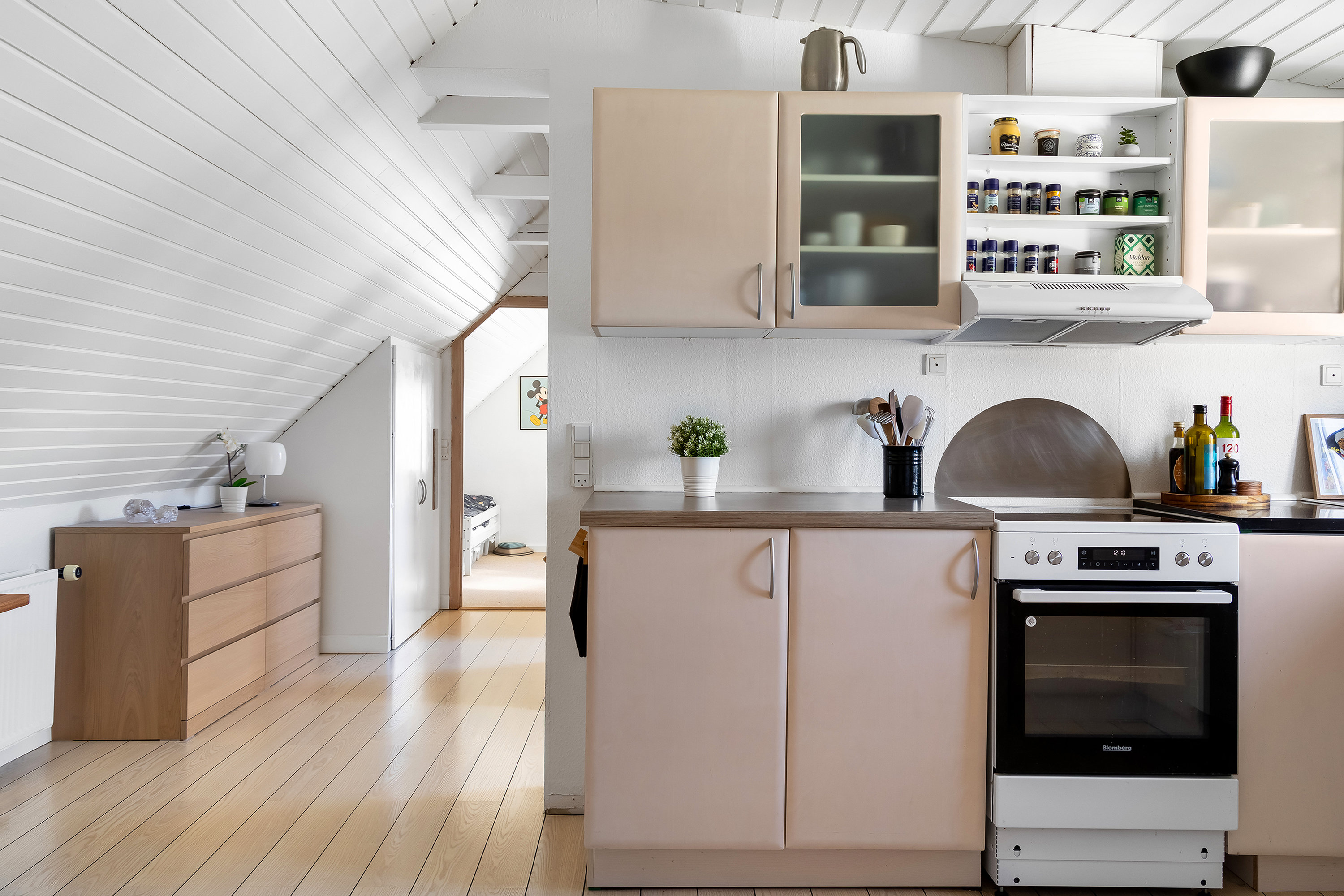 Fremhævet køkken alrum billede i fuldskærmstilstand. Billede af Lundevej 18B, st.., 3600 Frederikssund