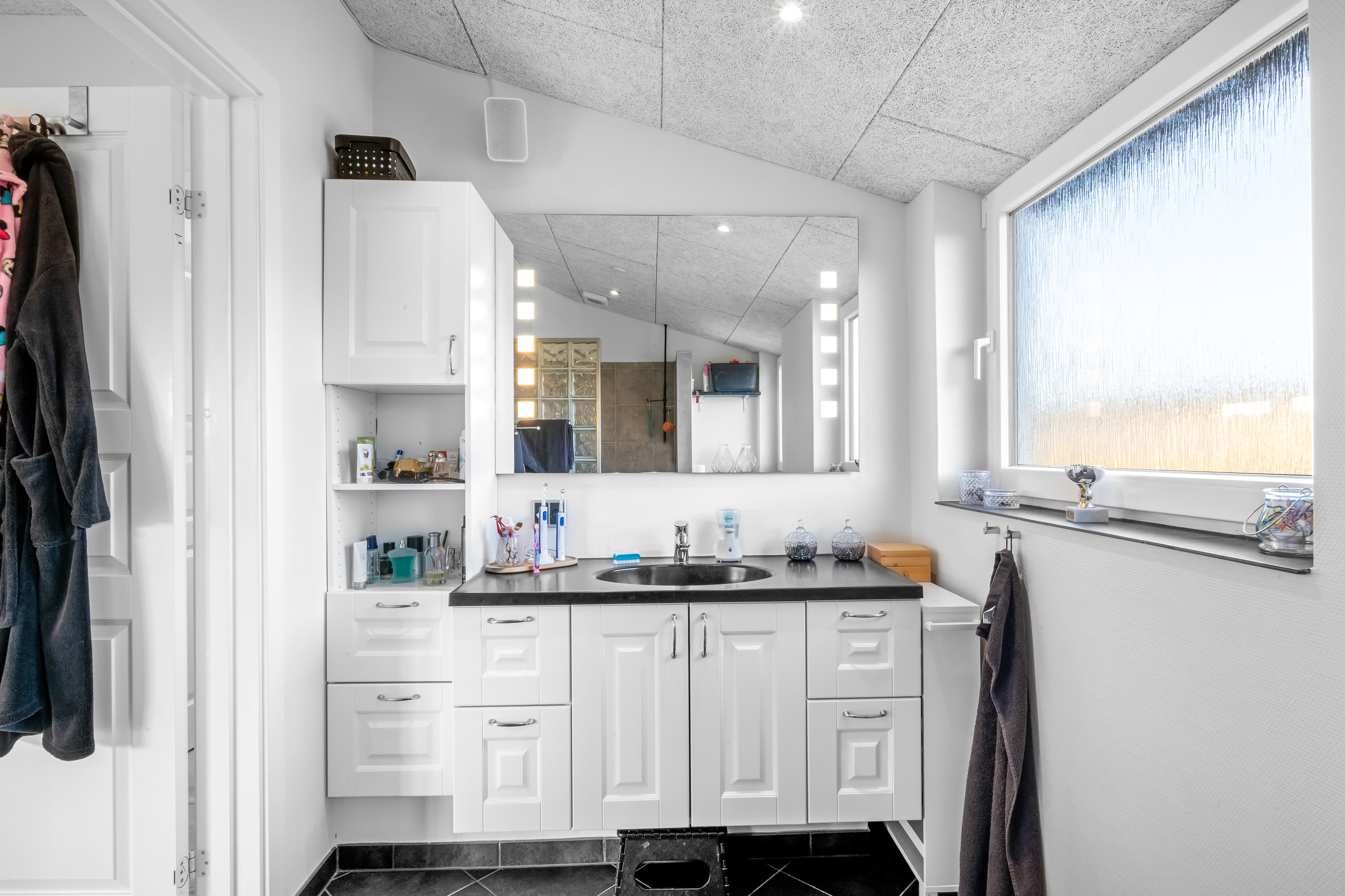 Fremhævet badeværelse billede i fuldskærmstilstand. Billede af Lærkevej 10, 6880 Tarm