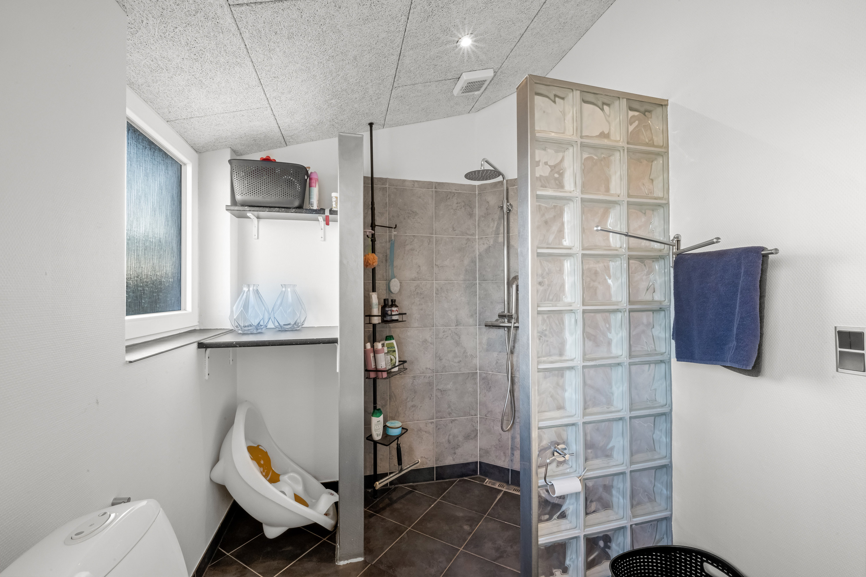 Fremhævet badeværelse billede i fuldskærmstilstand. Billede af Lærkevej 10, 6880 Tarm