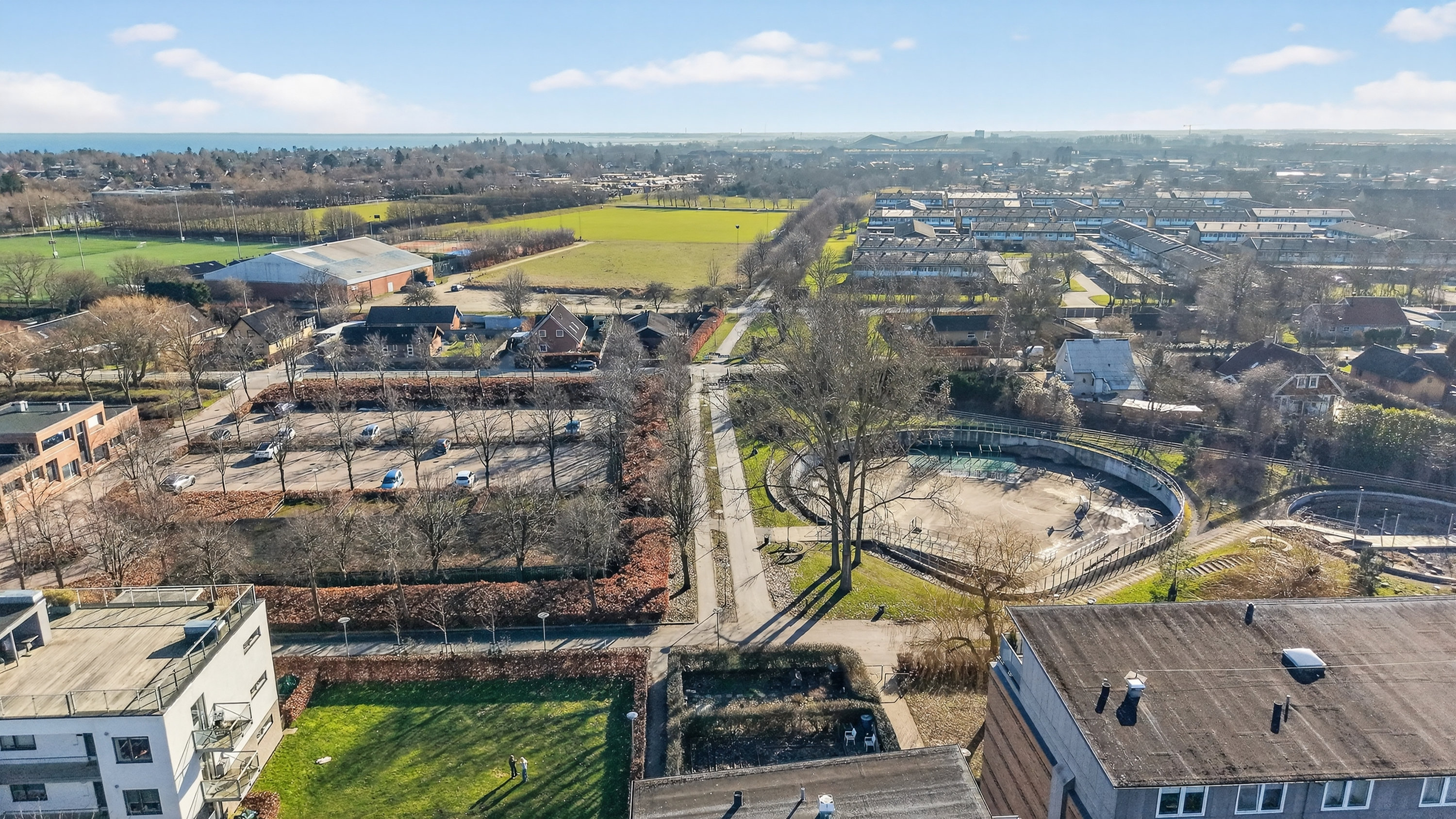 Fremhævet luftfoto billede i fuldskærmstilstand. Billede af Elmelyparken 6B, 2. mf., 2680 Solrød Strand