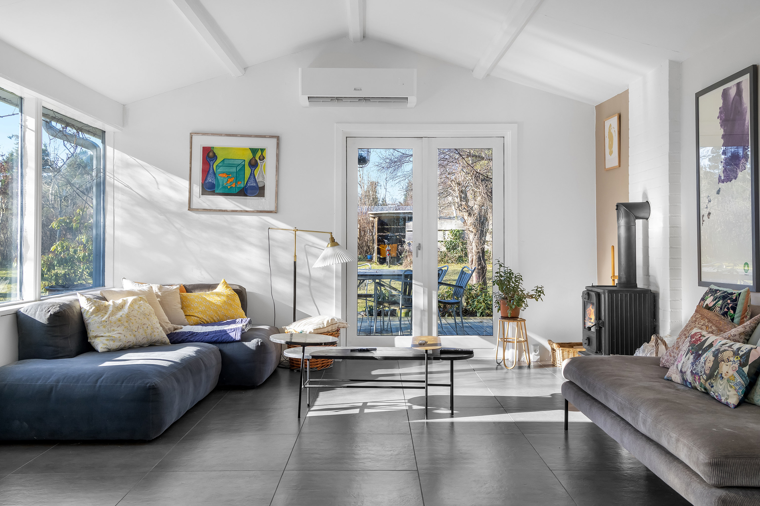 Fremhævet stue billede i fuldskærmstilstand. Billede af Haarlandsbakken 3, 3220 Tisvildeleje