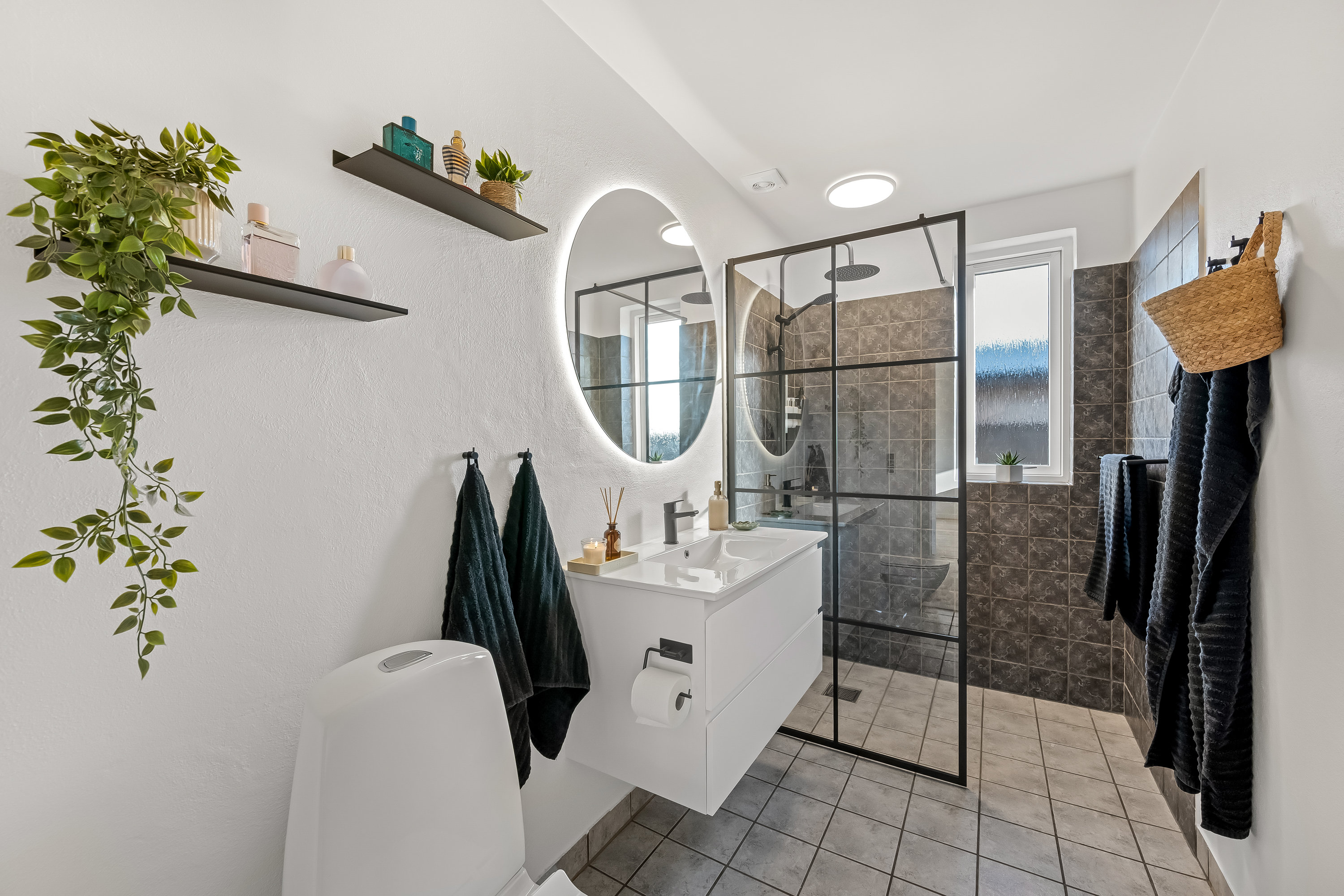 Fremhævet badeværelse billede i fuldskærmstilstand. Billede af Kløvervej 20, 6880 Tarm