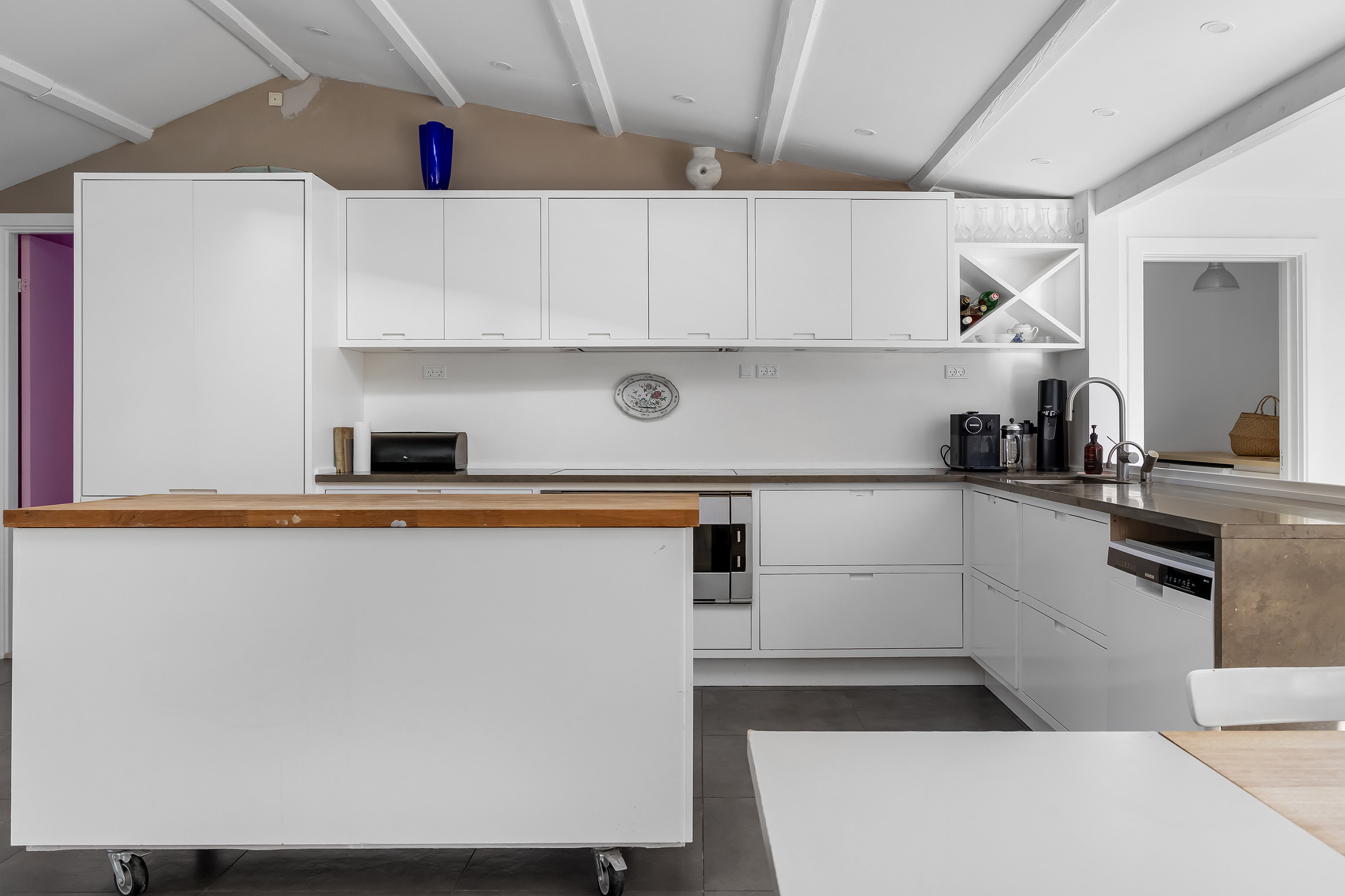 Fremhævet køkken alrum billede i fuldskærmstilstand. Billede af Haarlandsbakken 3, 3220 Tisvildeleje