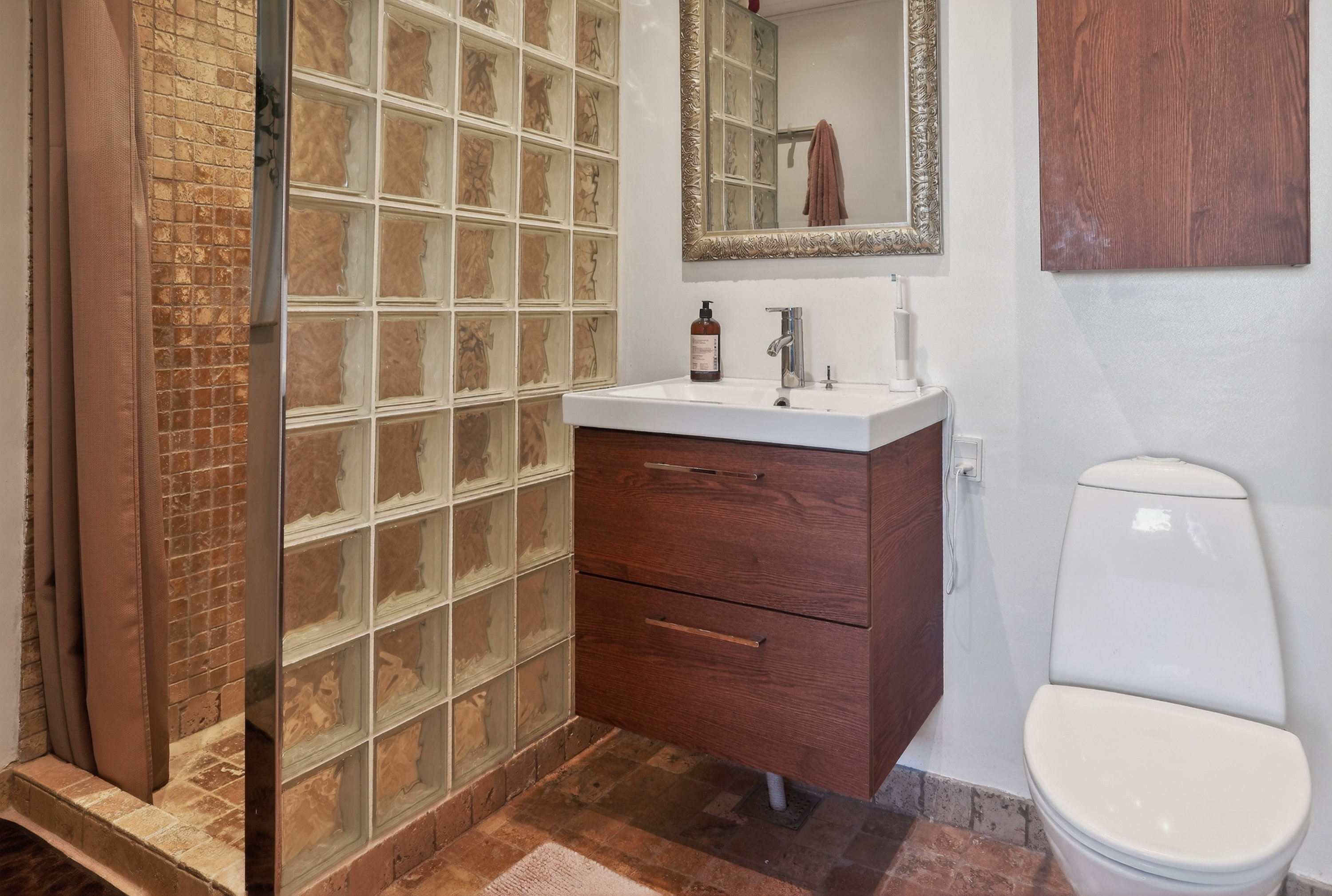 Fremhævet badeværelse billede i fuldskærmstilstand. Billede af Vilhelmsro 412, 3480 Fredensborg