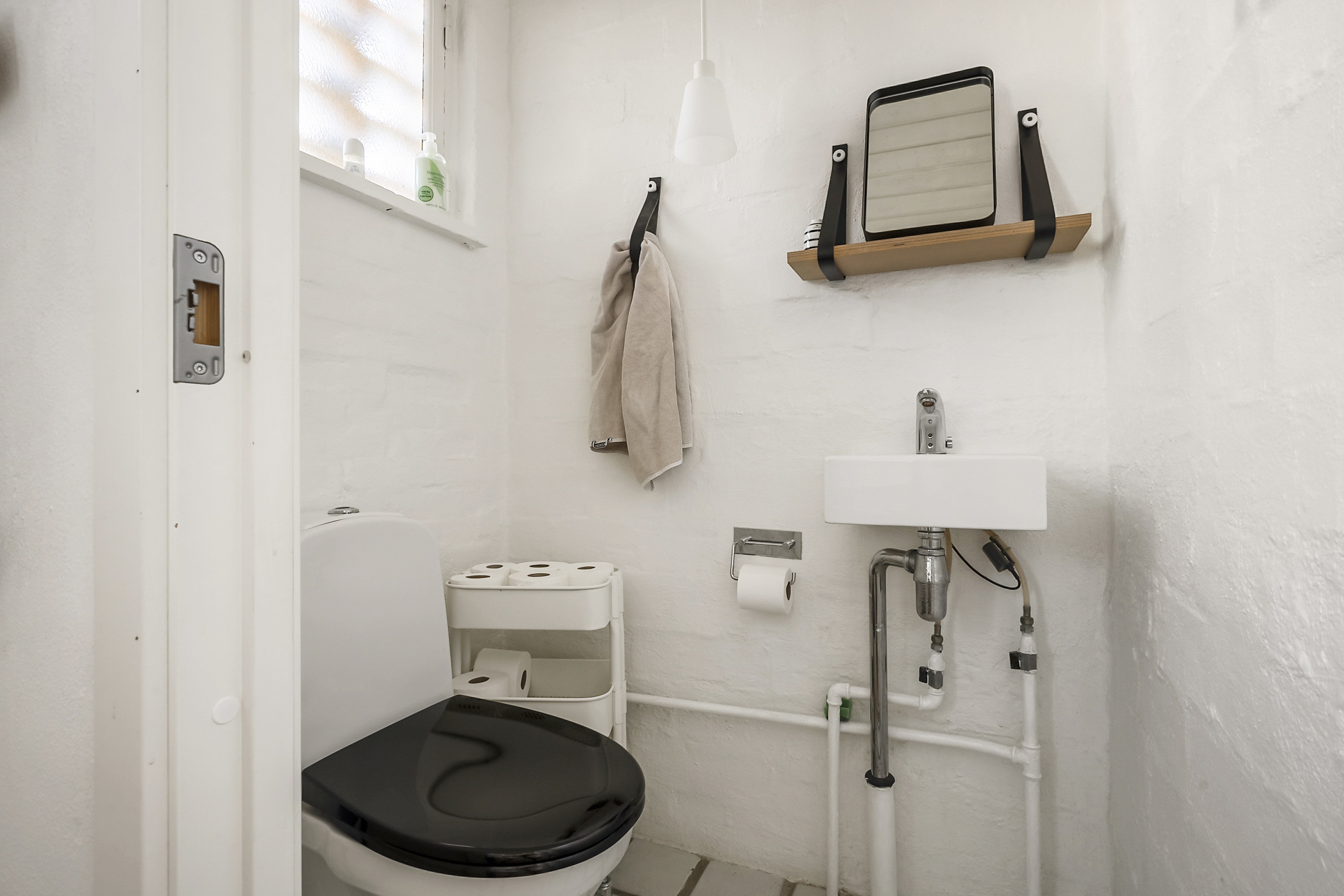 Fremhævet toilet billede i fuldskærmstilstand. Billede af Ryes Møllevej 50, 6100 Haderslev