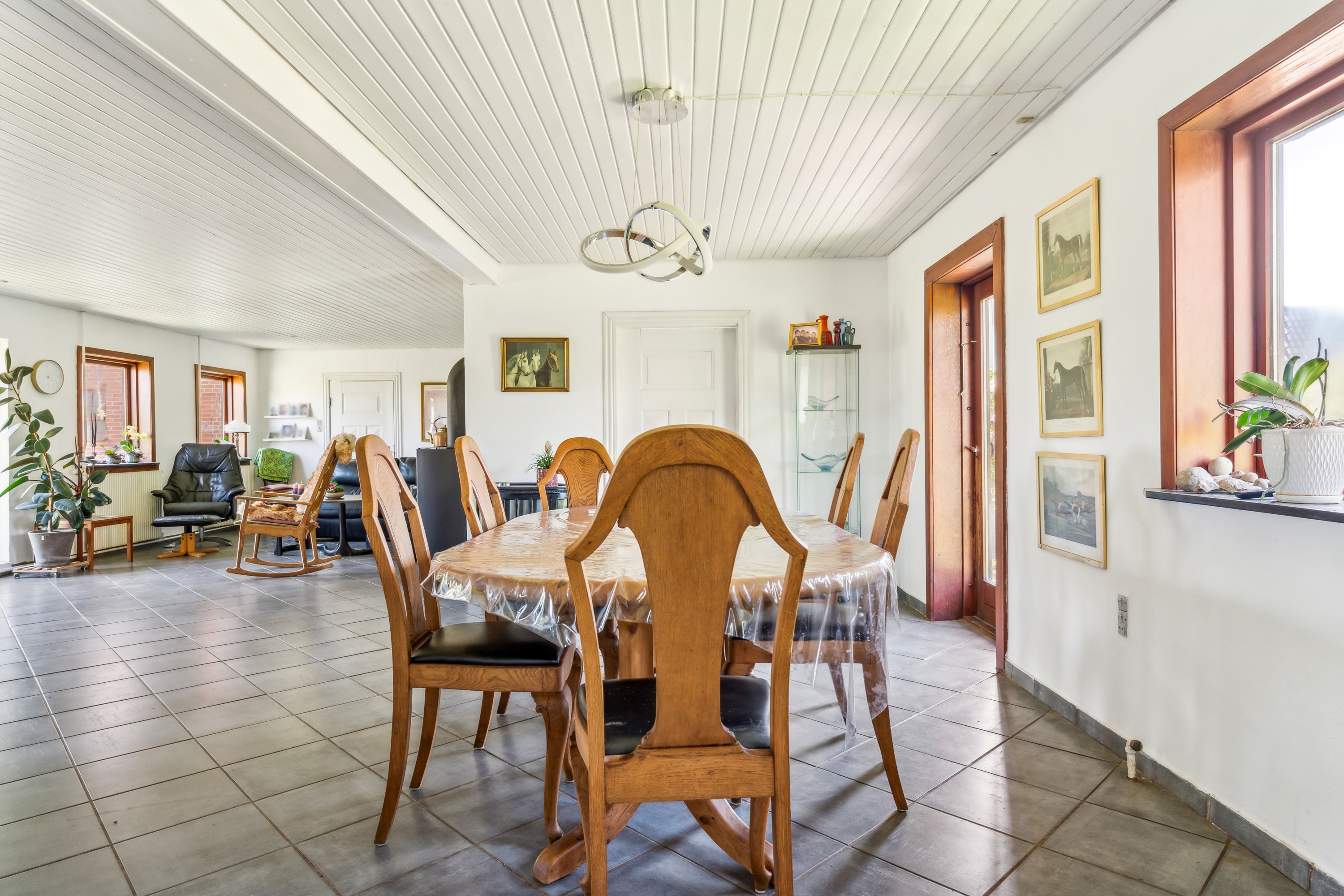 Fremhævet stue billede i fuldskærmstilstand. Billede af Kragelundvej 6, Hvorslev, 8860 Ulstrup