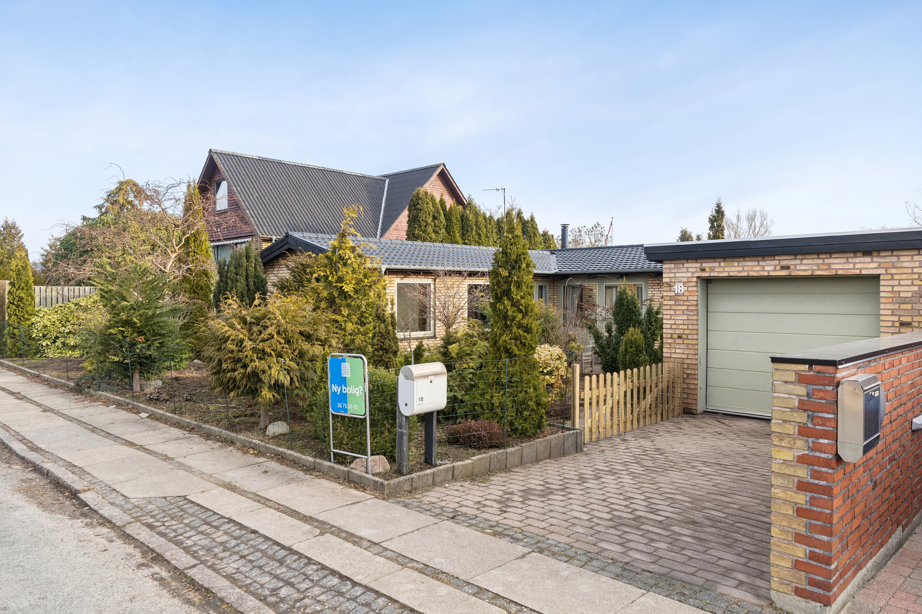 Fremhævet set fra vejen billede i fuldskærmstilstand. Billede af Engstrupgårdsvej 18, 2650 Hvidovre