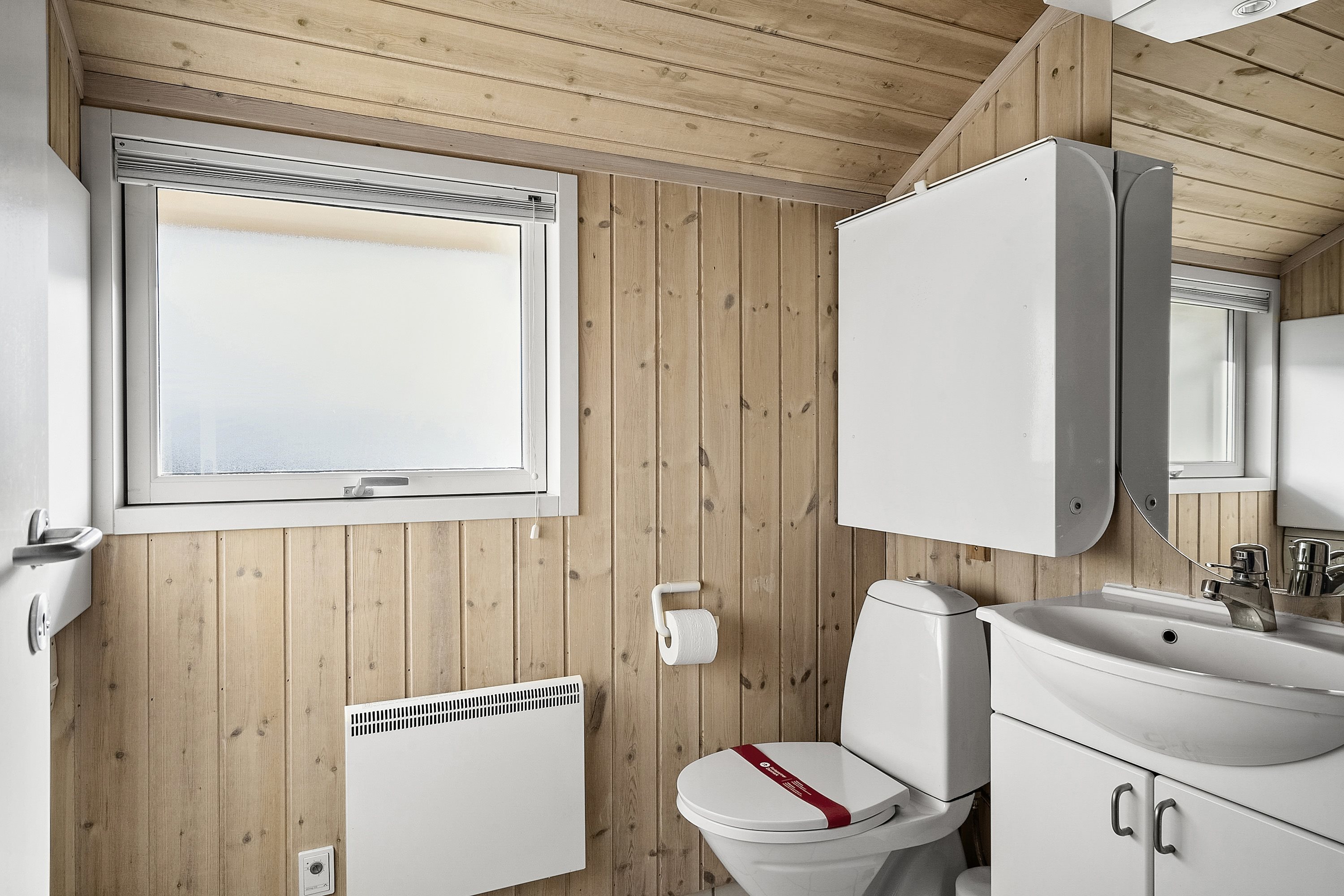 Fremhævet toilet billede i fuldskærmstilstand. Billede af Engagervej 89, Dyngby Strand, 8300 Odder