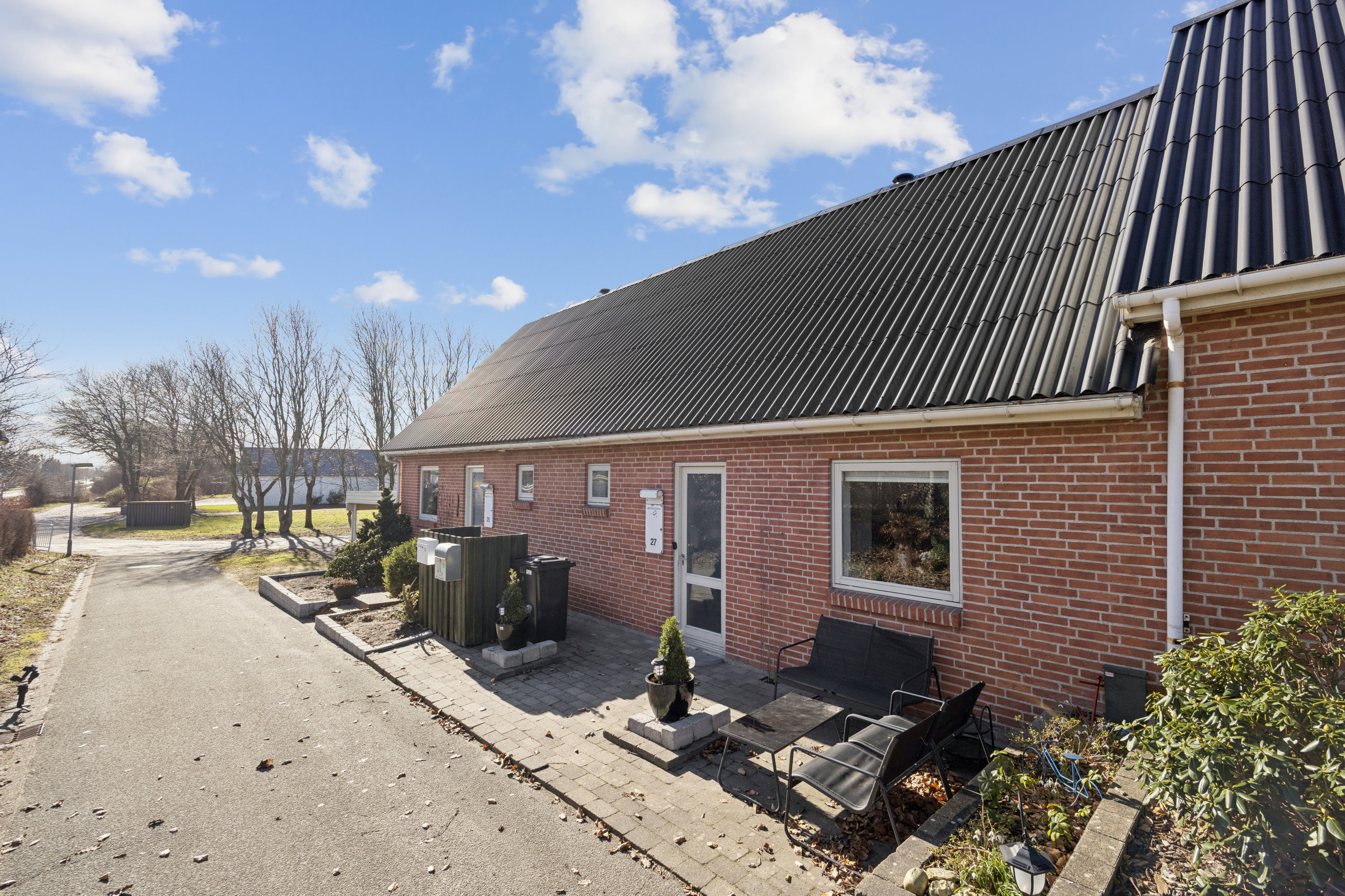 Fremhævet facade billede i fuldskærmstilstand. Billede af Vestbjerggårdvej 27, 9380 Vestbjerg