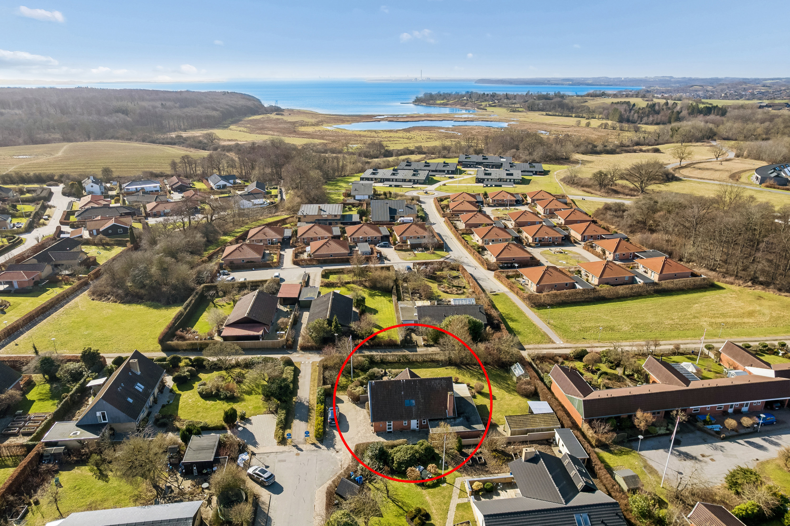 Fremhævet luftfoto billede i fuldskærmstilstand. Billede af Tjurvej 6, 8410 Rønde