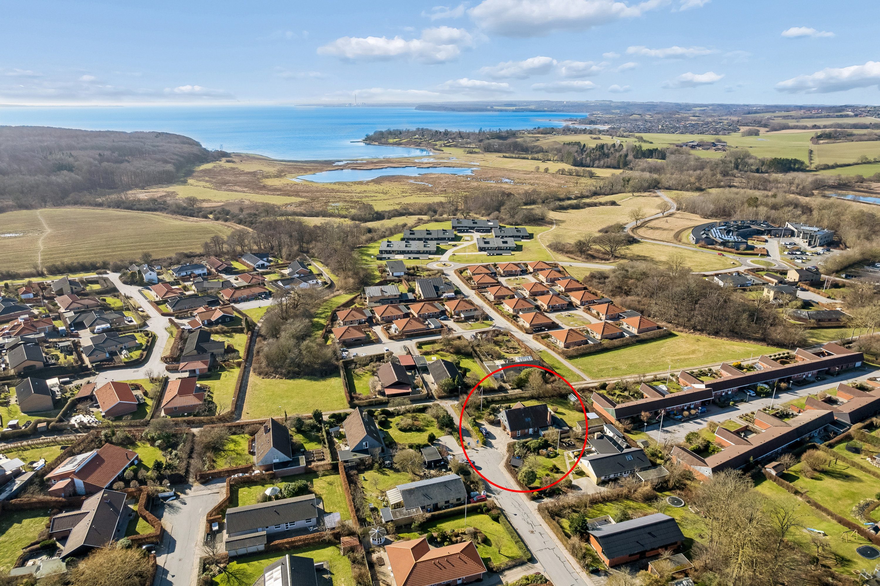 Fremhævet luftfoto billede i fuldskærmstilstand. Billede af Tjurvej 6, 8410 Rønde