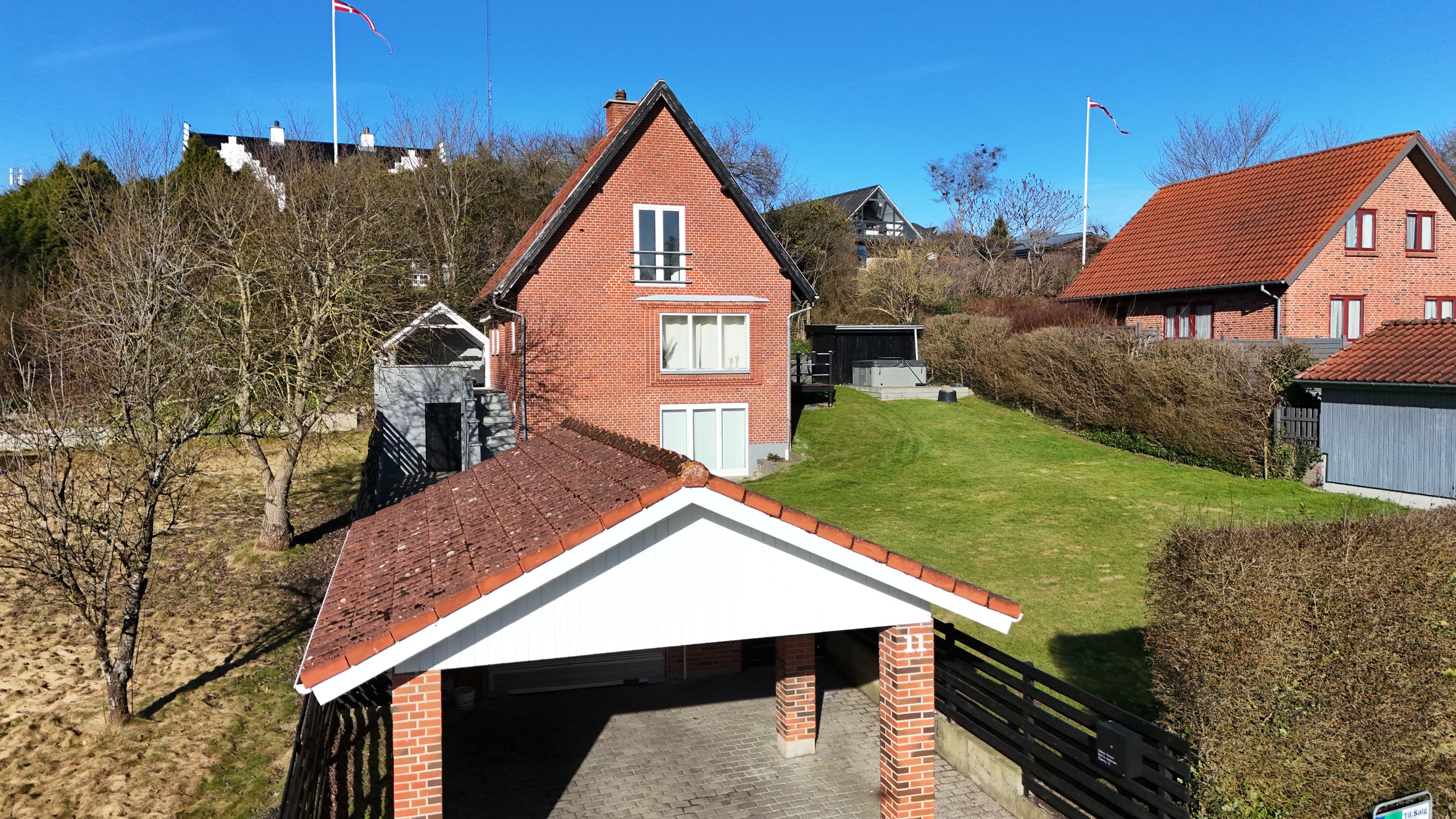 Fremhævet drone billede i fuldskærmstilstand. Billede af Elmevej 11, Hobro By, 9500 Hobro