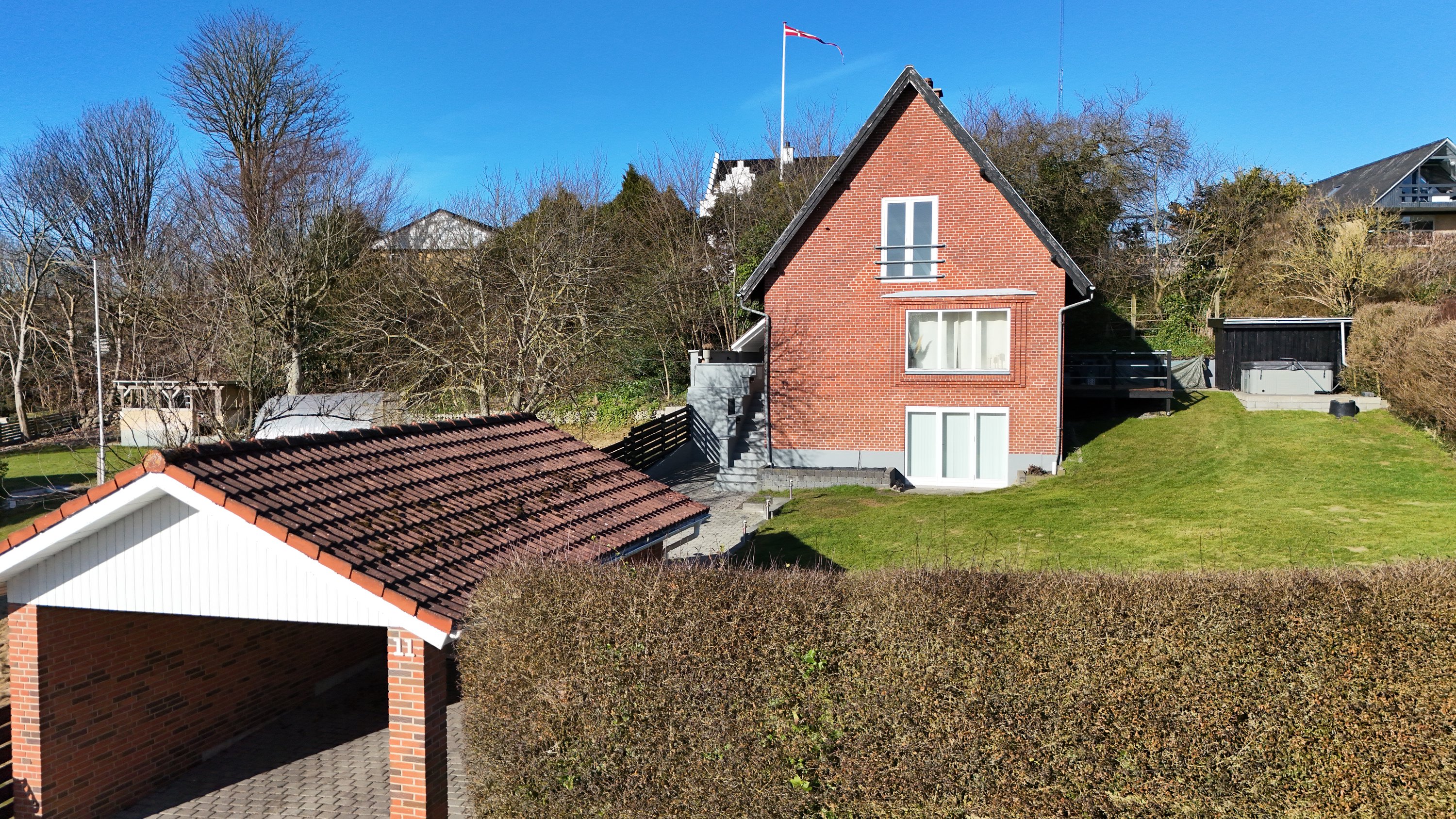 Fremhævet drone billede i fuldskærmstilstand. Billede af Elmevej 11, Hobro By, 9500 Hobro