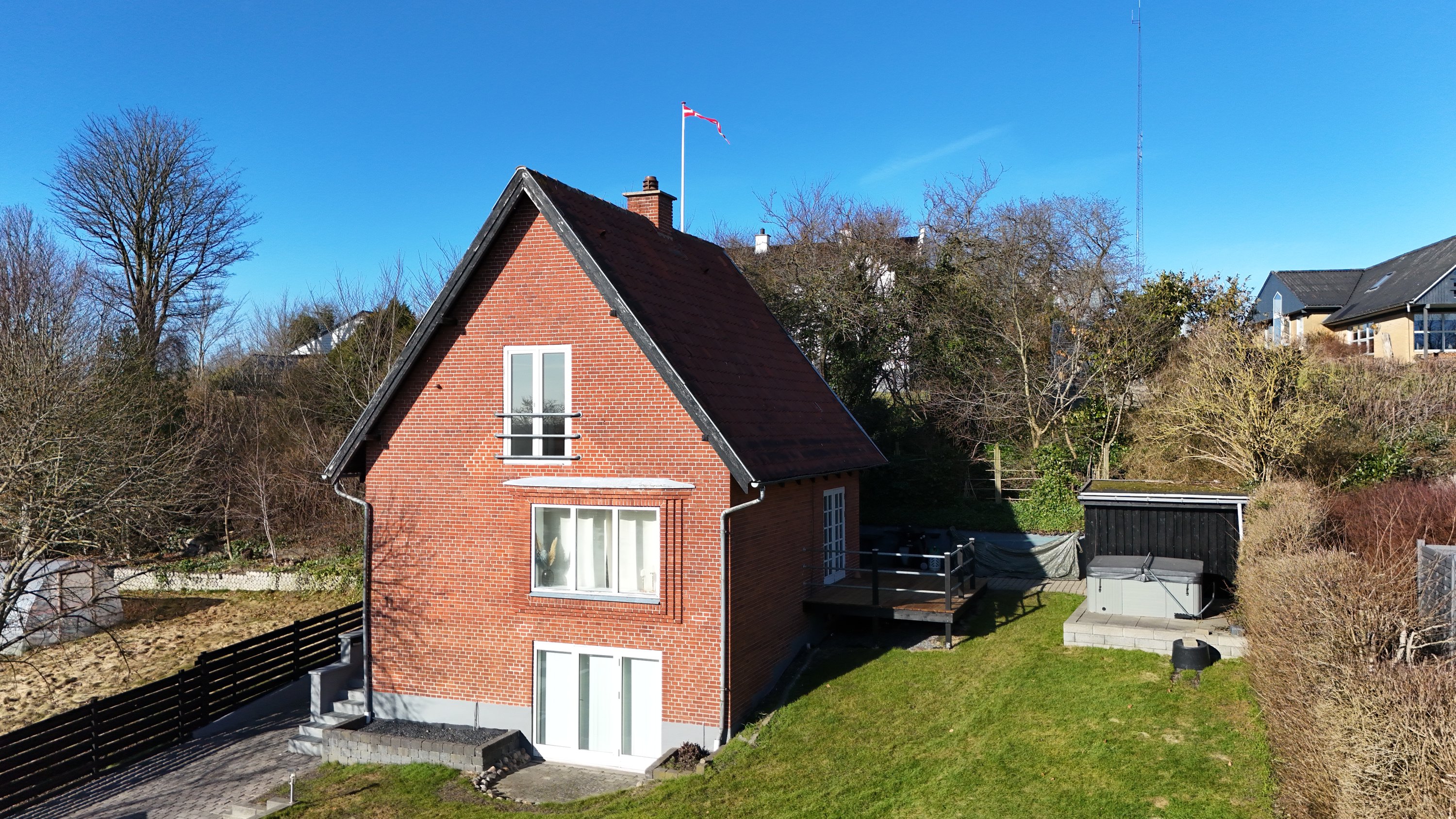 Fremhævet drone billede i fuldskærmstilstand. Billede af Elmevej 11, Hobro By, 9500 Hobro