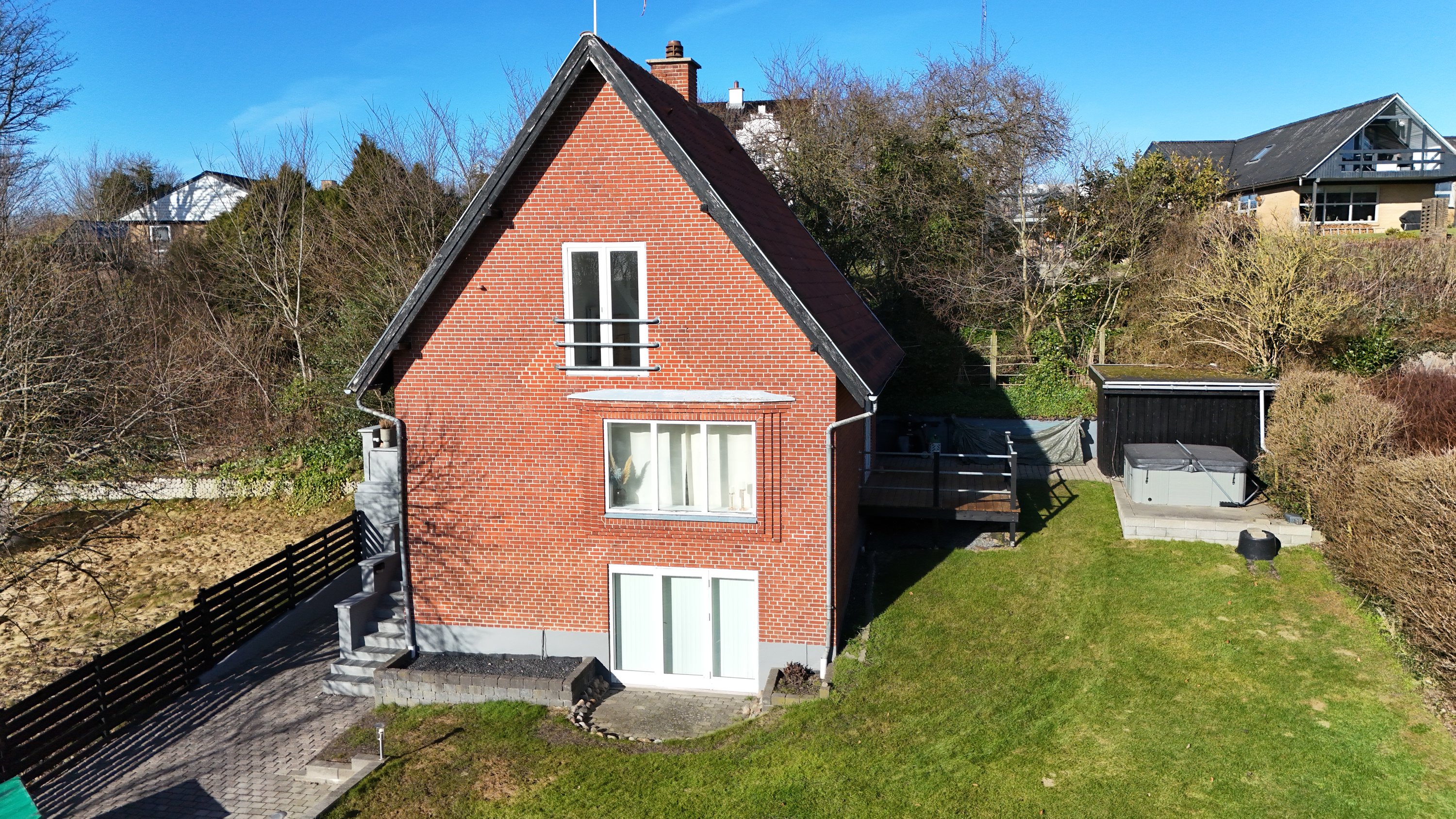 Fremhævet drone billede i fuldskærmstilstand. Billede af Elmevej 11, Hobro By, 9500 Hobro