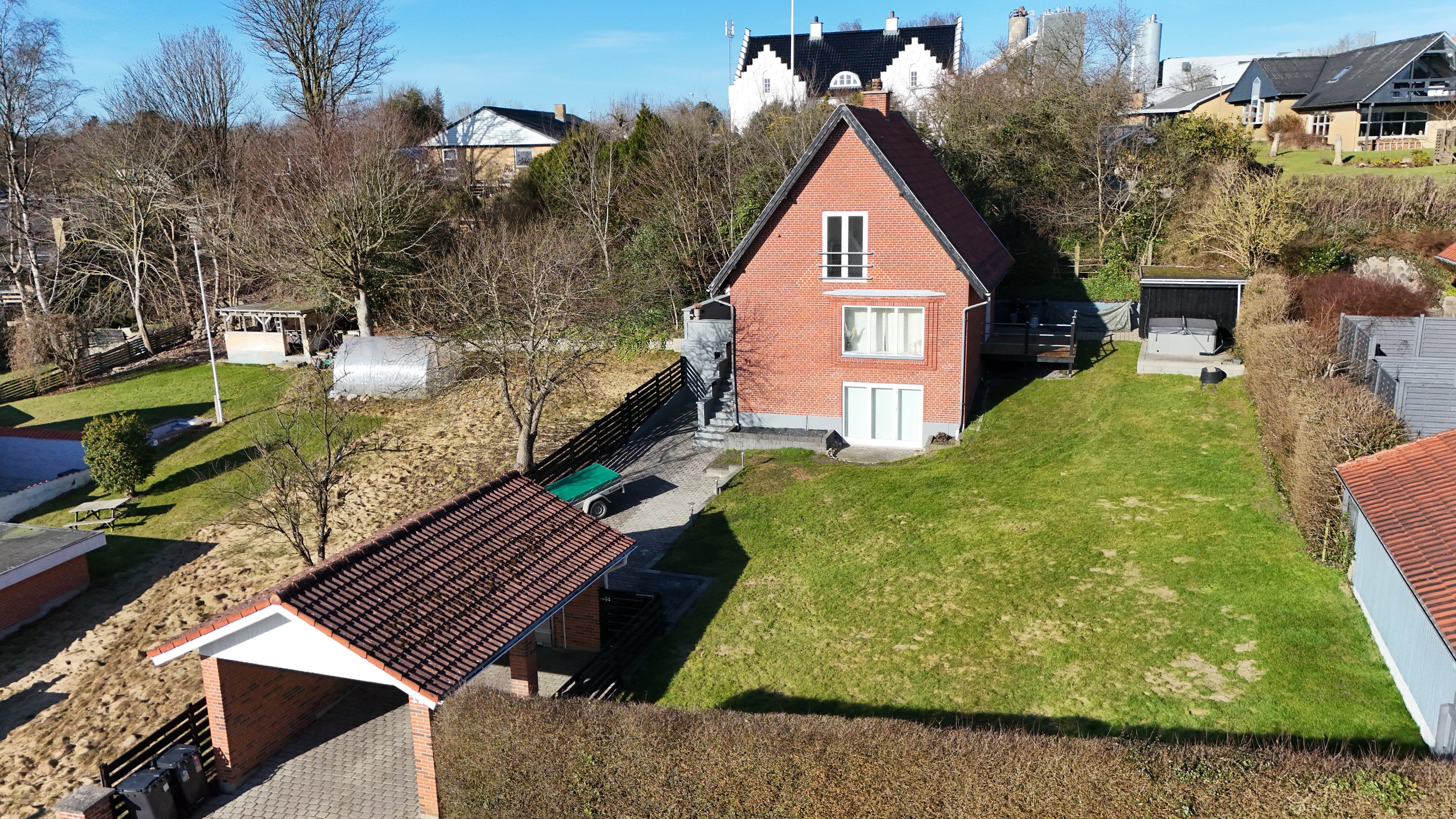 Fremhævet drone billede i fuldskærmstilstand. Billede af Elmevej 11, Hobro By, 9500 Hobro