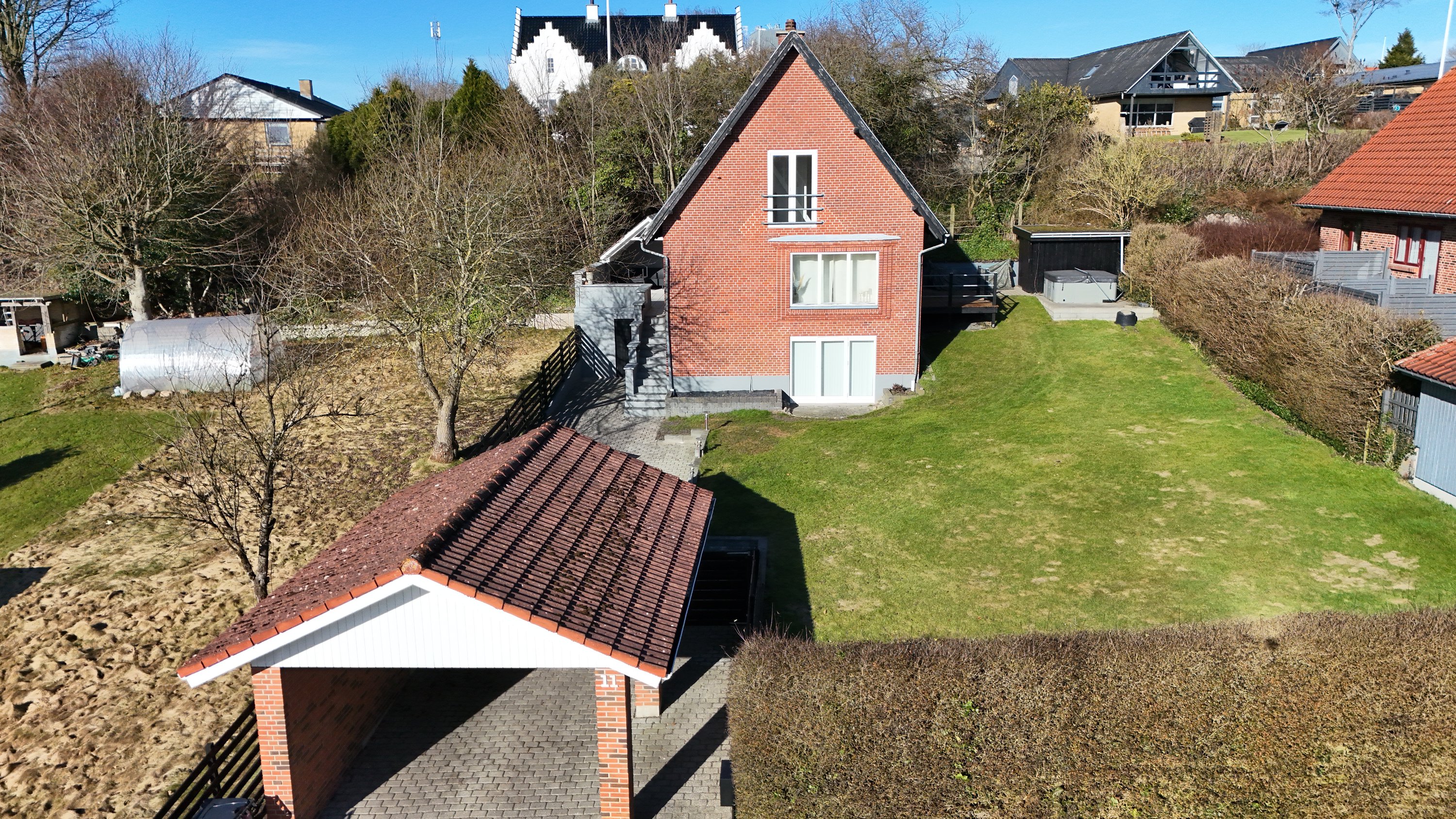 Fremhævet drone billede i fuldskærmstilstand. Billede af Elmevej 11, Hobro By, 9500 Hobro