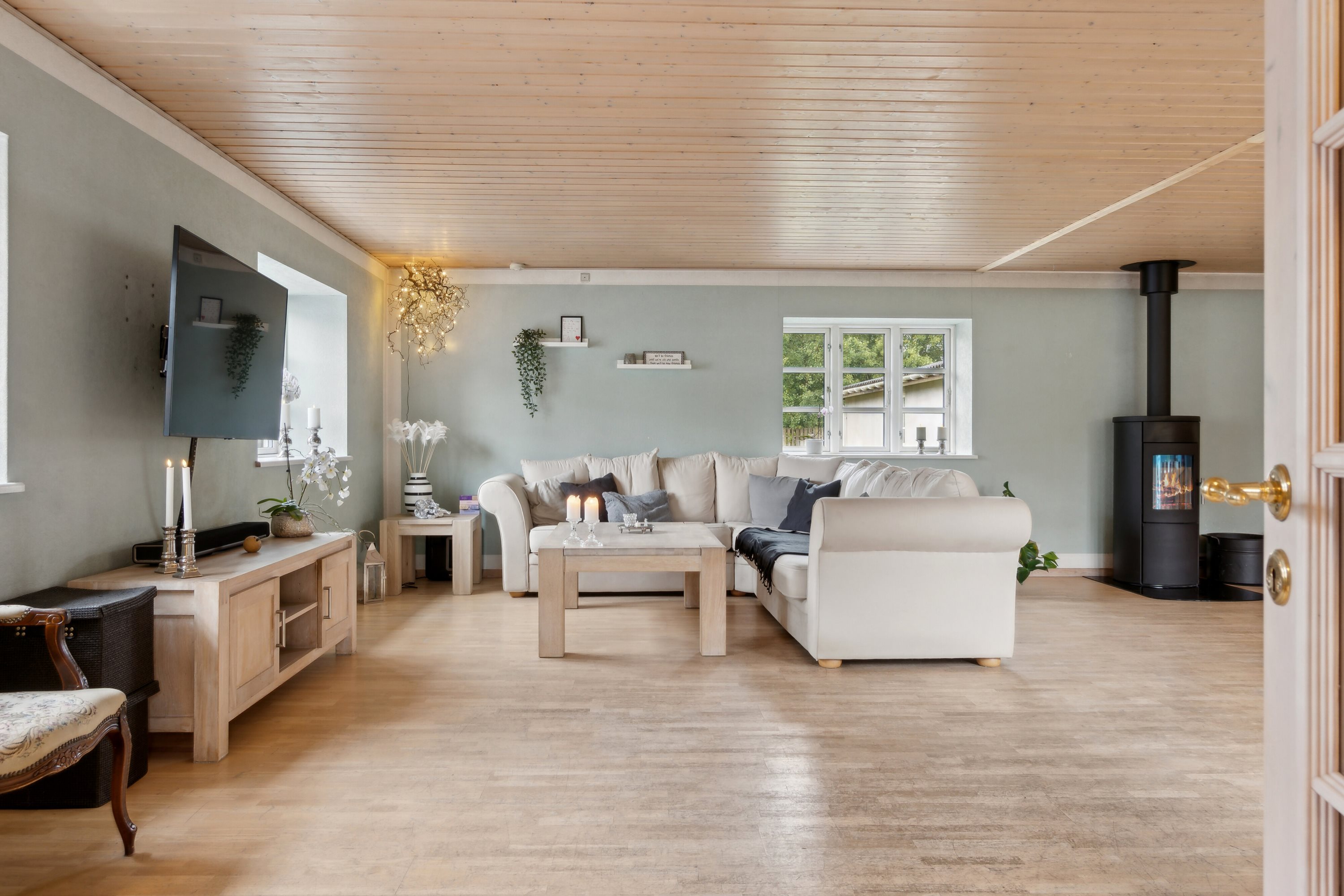 Fremhævet stue billede i fuldskærmstilstand. Billede af Lærkevej 34, Ellinge Lyng, 4560 Vig