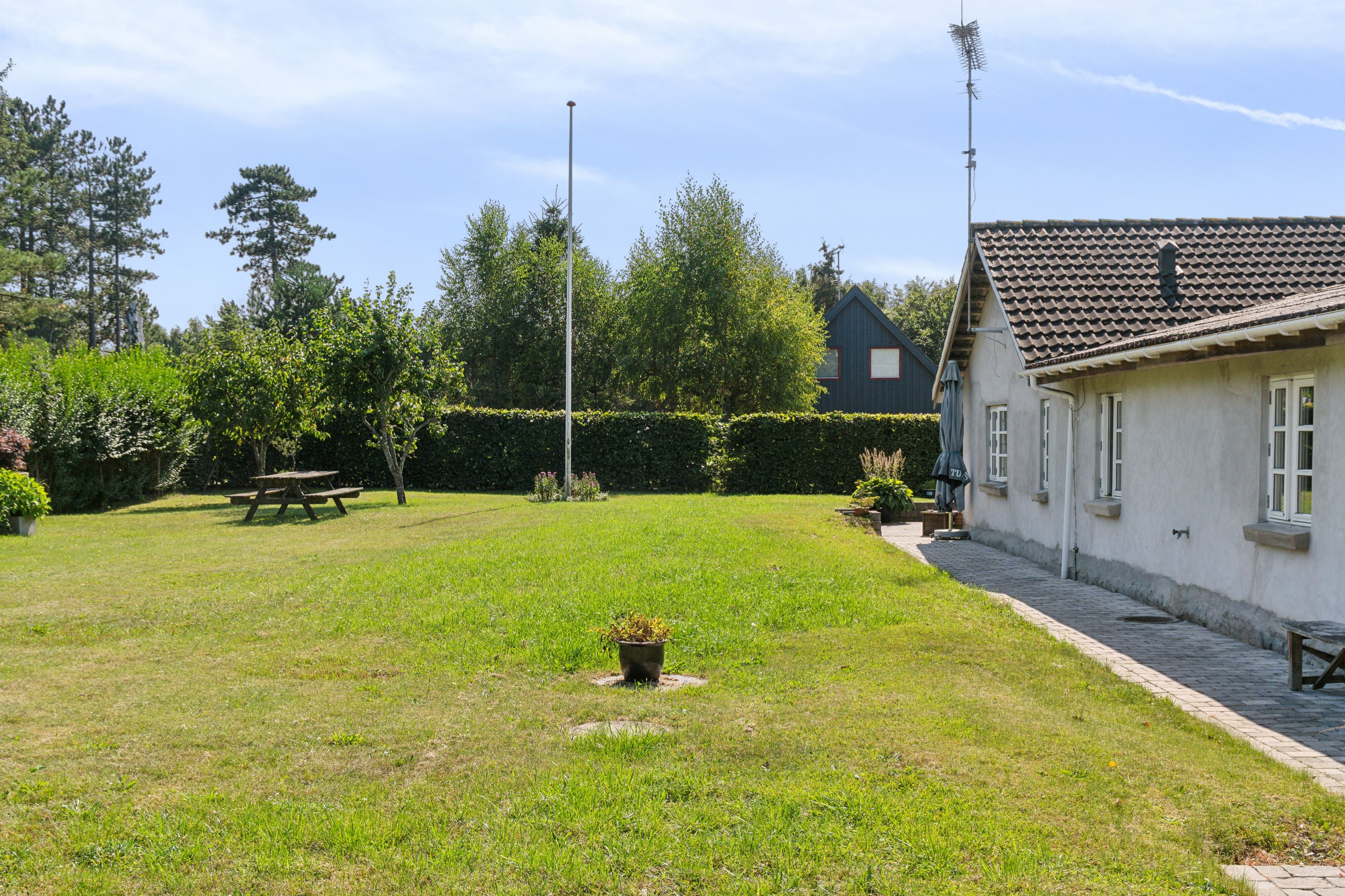 Fremhævet set fra haven billede i fuldskærmstilstand. Billede af Lærkevej 34, Ellinge Lyng, 4560 Vig