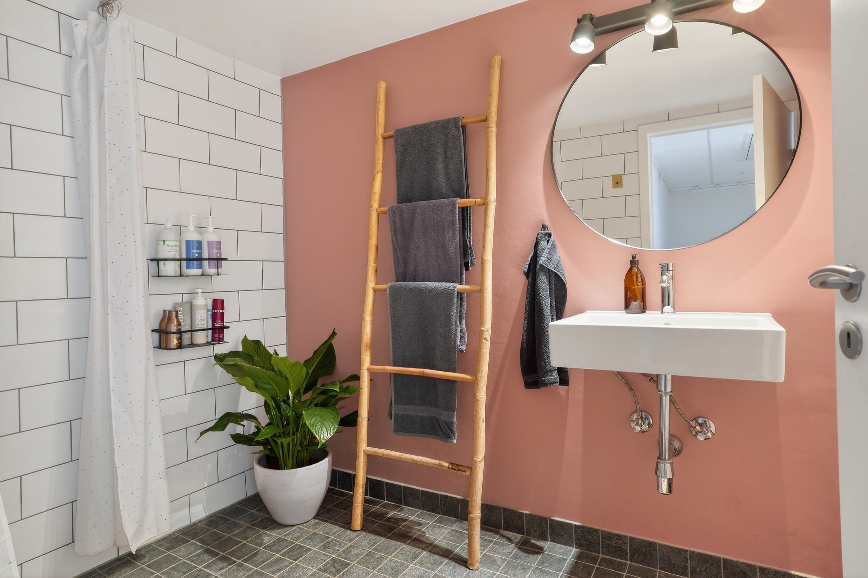 Fremhævet badeværelse billede i fuldskærmstilstand. Billede af Skyttemosen 1, 3450 Allerød