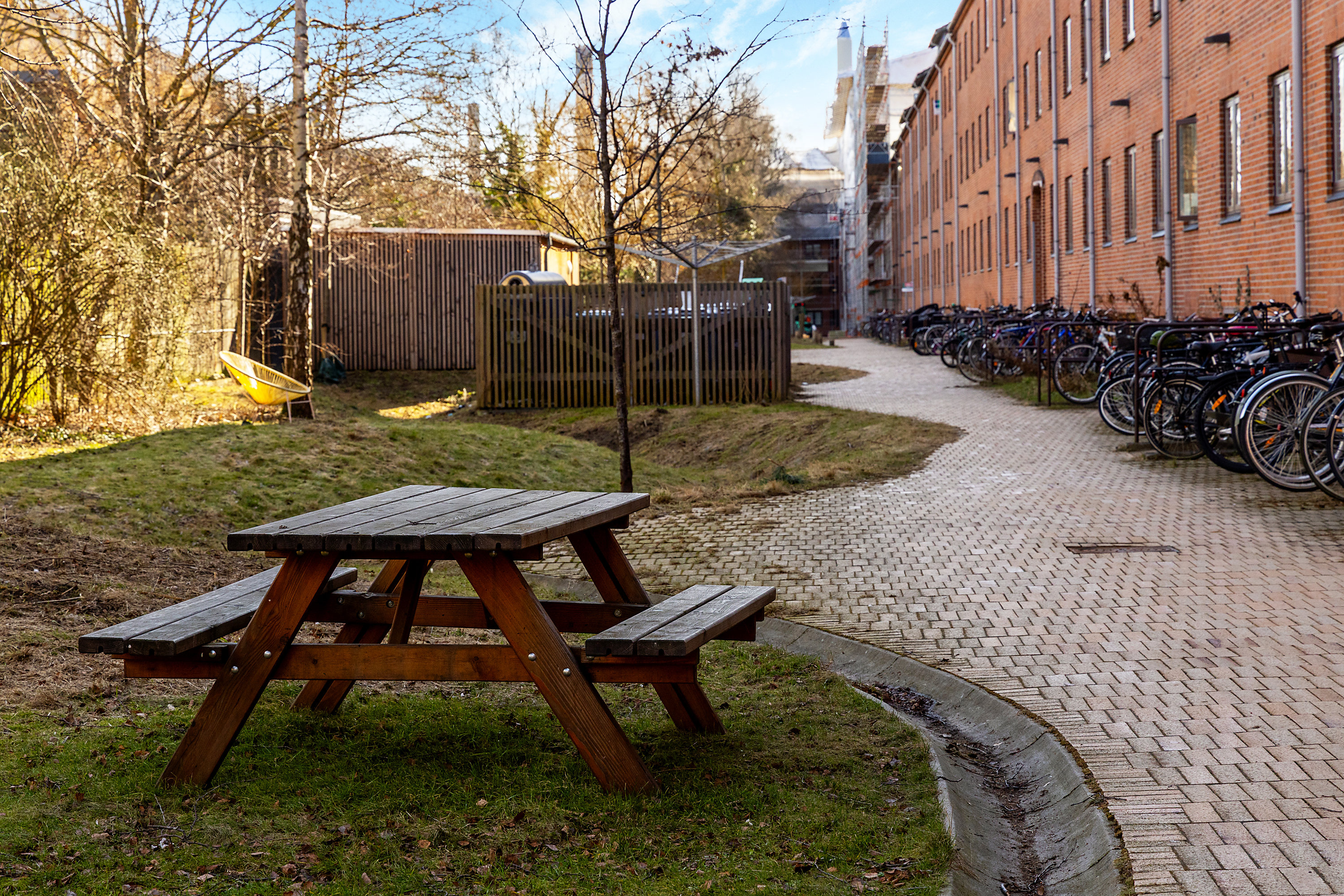 Fremhævet gårdmiljø billede i fuldskærmstilstand. Billede af Mågevej 48, 3. tv., 2400 København NV