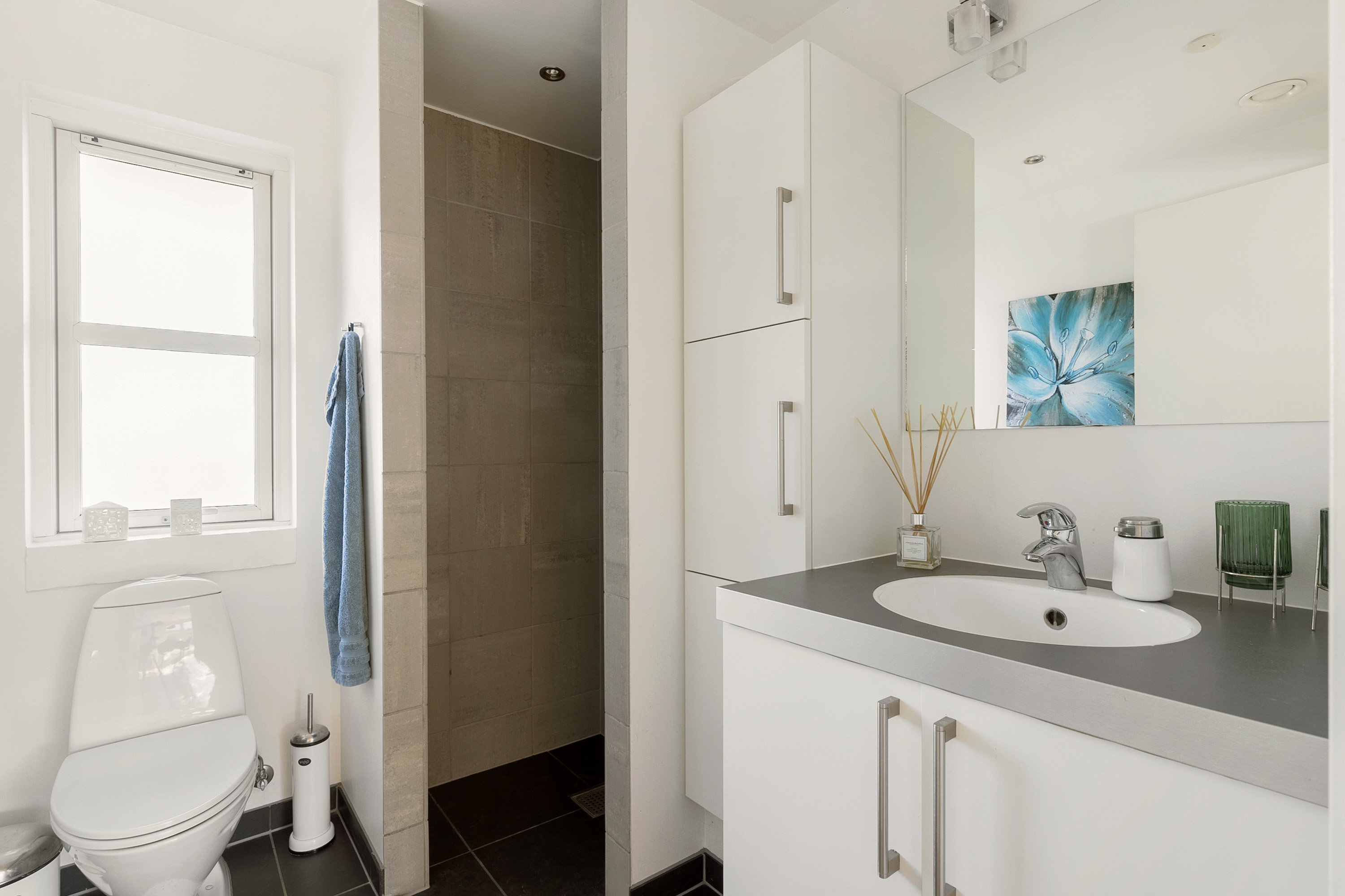 Fremhævet badeværelse billede i fuldskærmstilstand. Billede af Elgårdsmindelunden 129, 8362 Hørning