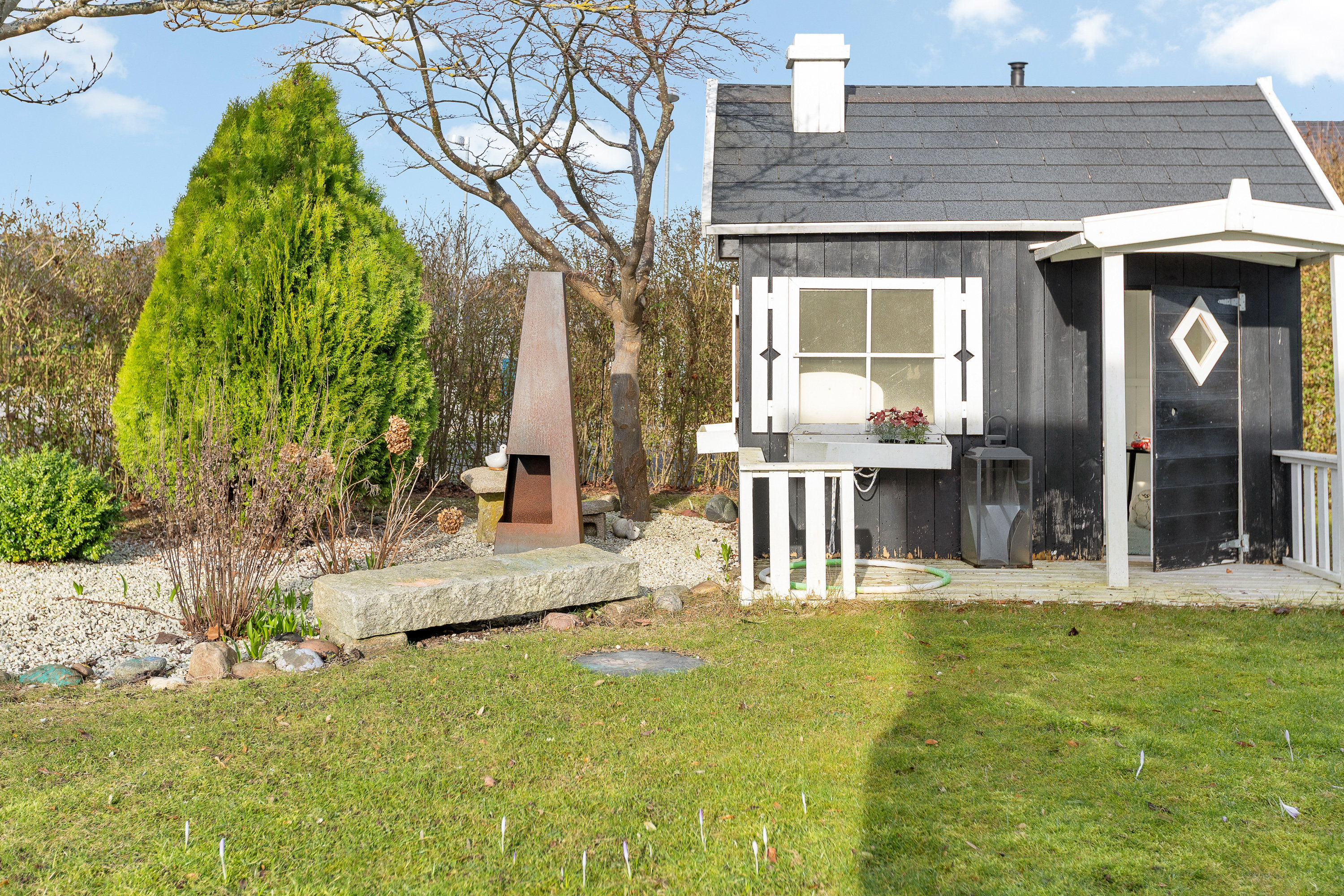 Fremhævet facade billede i fuldskærmstilstand. Billede af Vårbuen 62, 2750 Ballerup