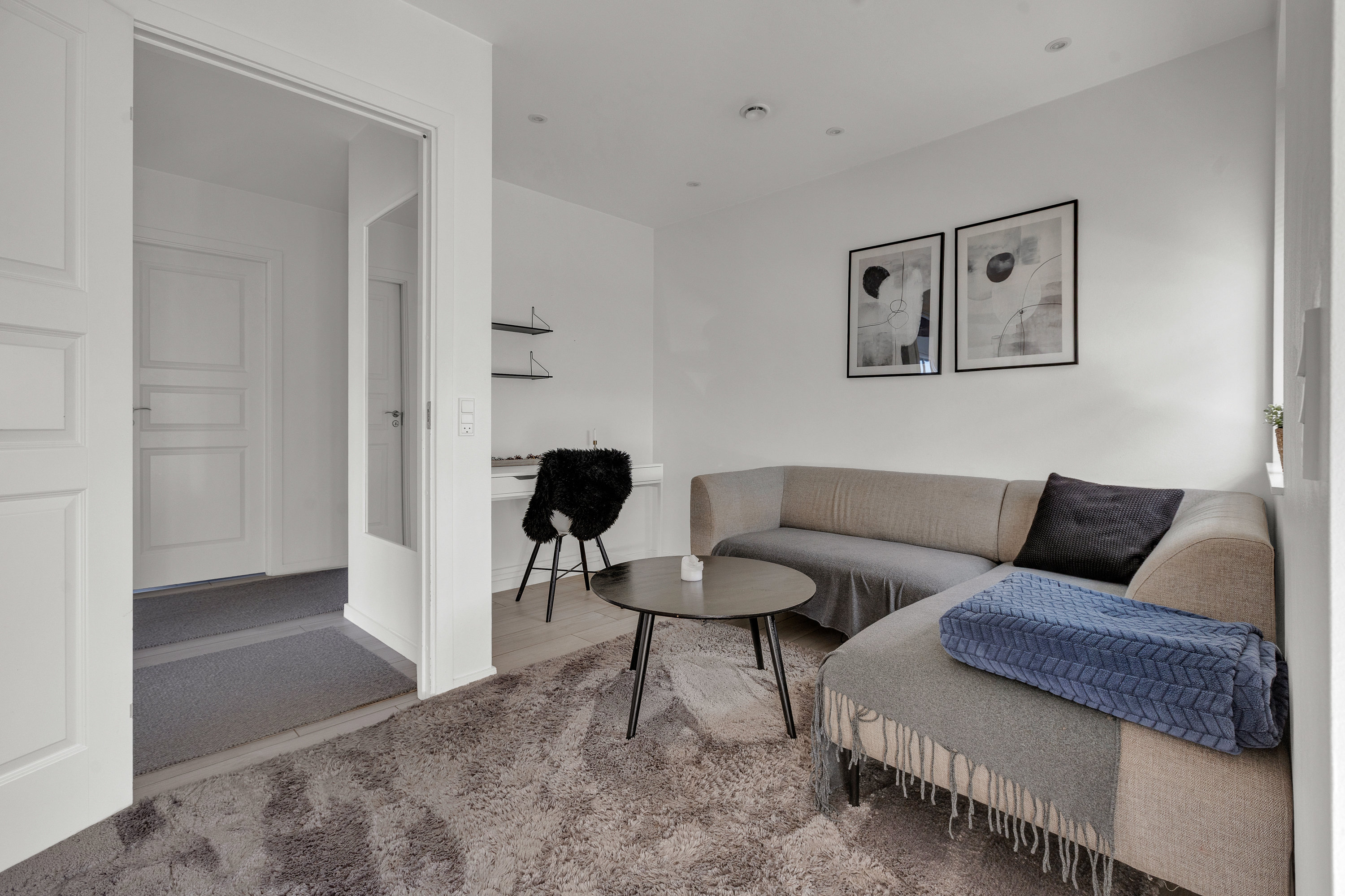 Fremhævet stue billede i fuldskærmstilstand. Billede af Vårbuen 62, 2750 Ballerup