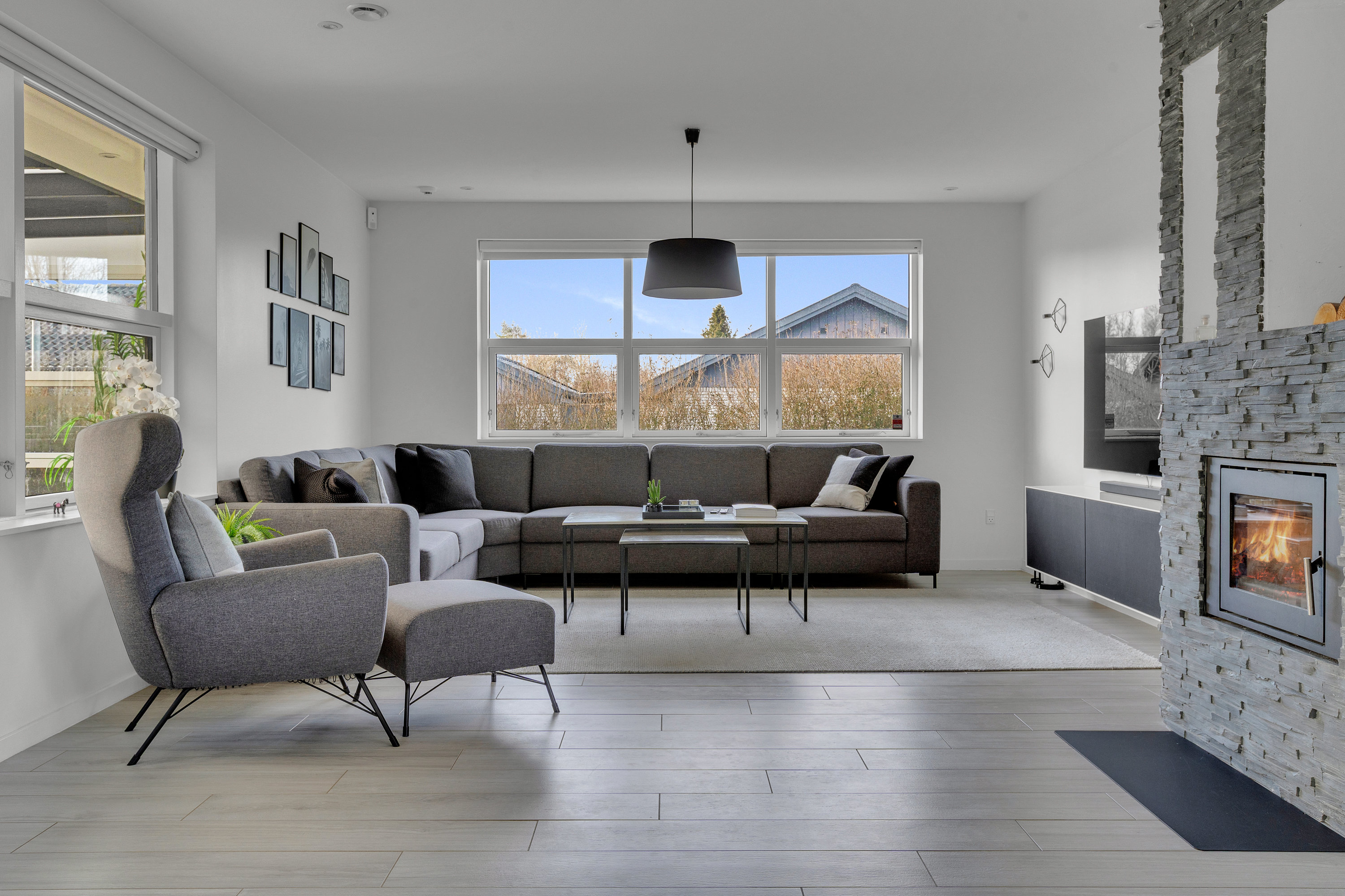 Fremhævet stue billede i fuldskærmstilstand. Billede af Vårbuen 62, 2750 Ballerup