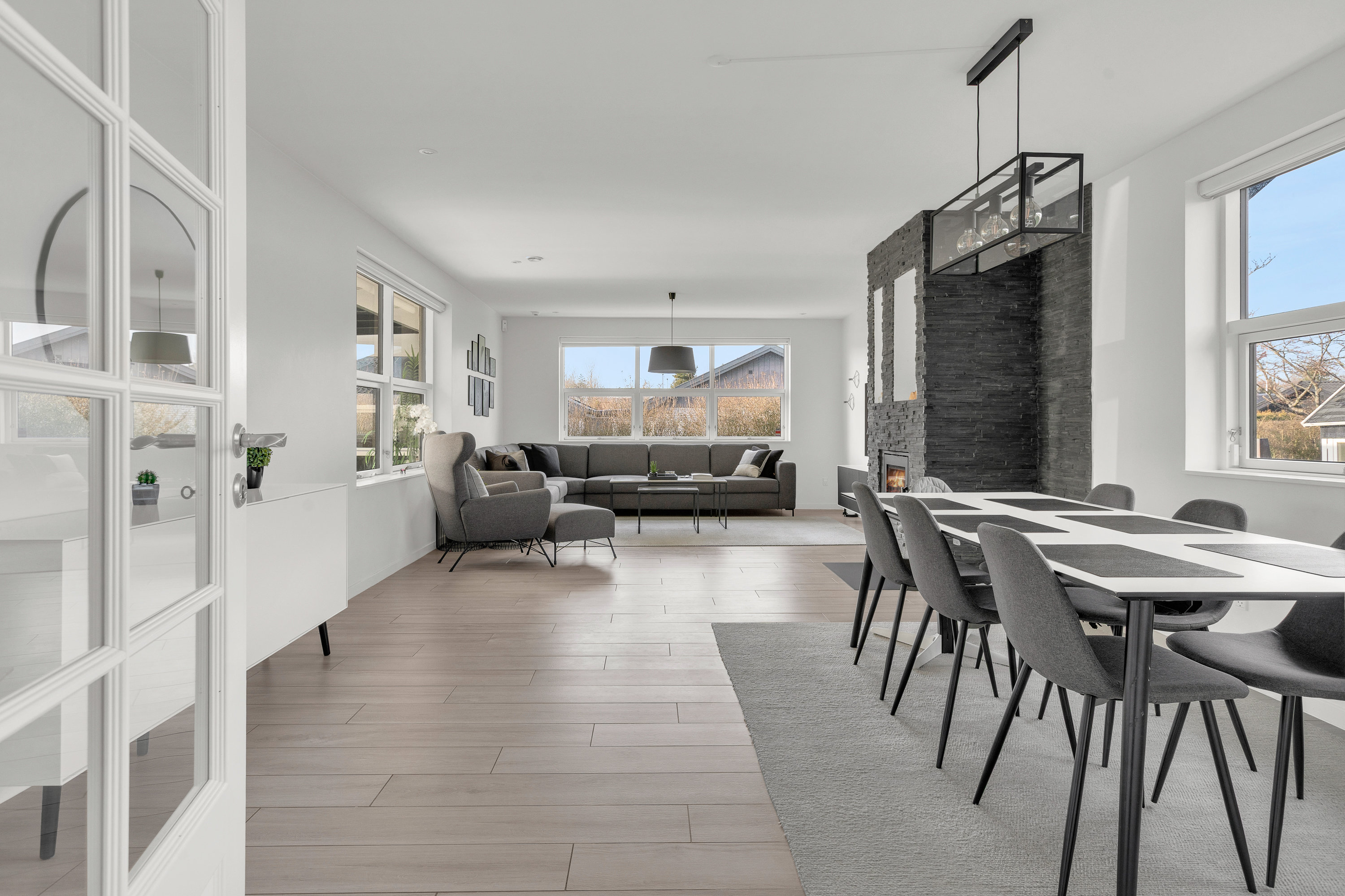 Fremhævet stue billede i fuldskærmstilstand. Billede af Vårbuen 62, 2750 Ballerup