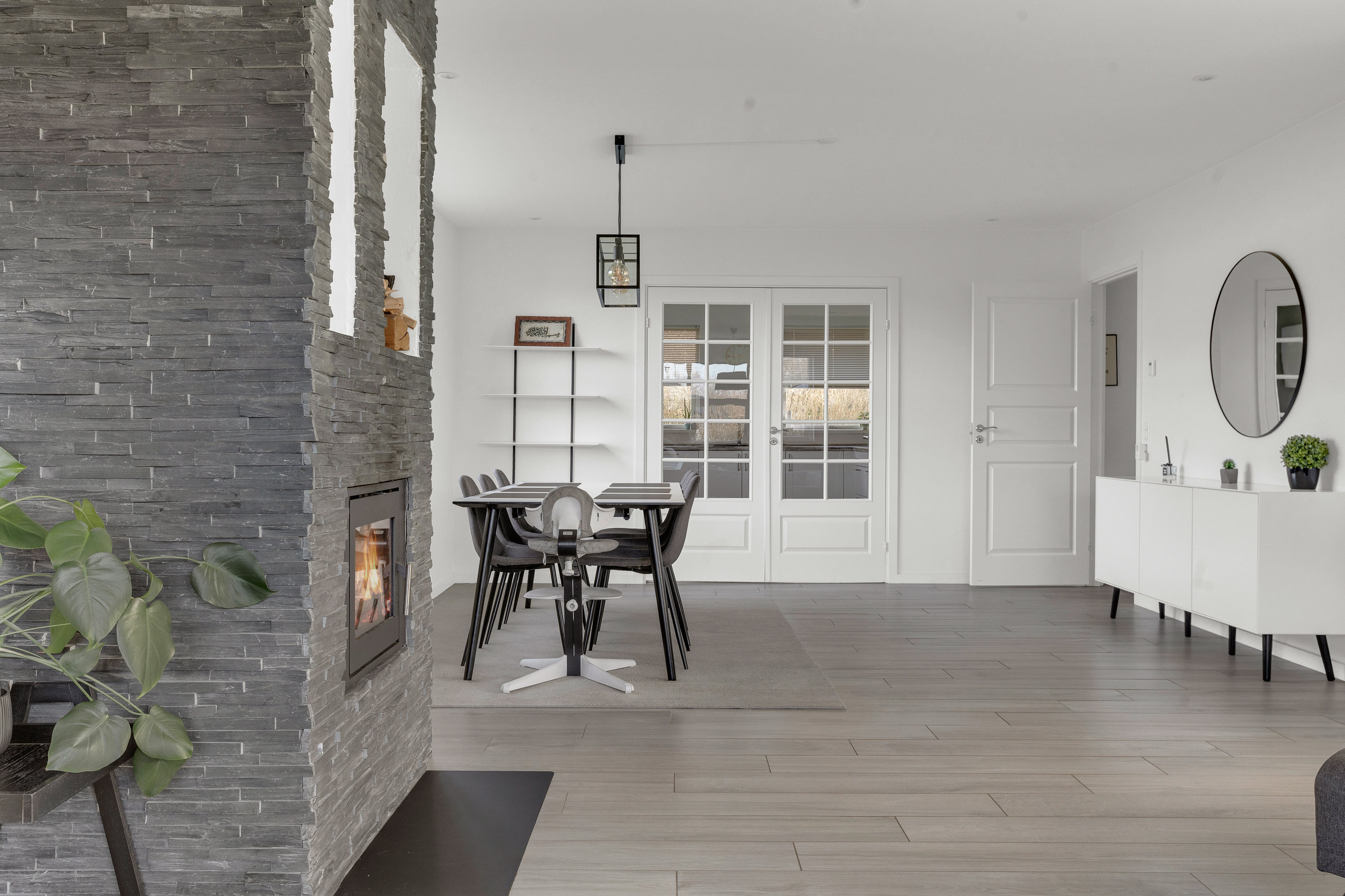 Fremhævet stue billede i fuldskærmstilstand. Billede af Vårbuen 62, 2750 Ballerup