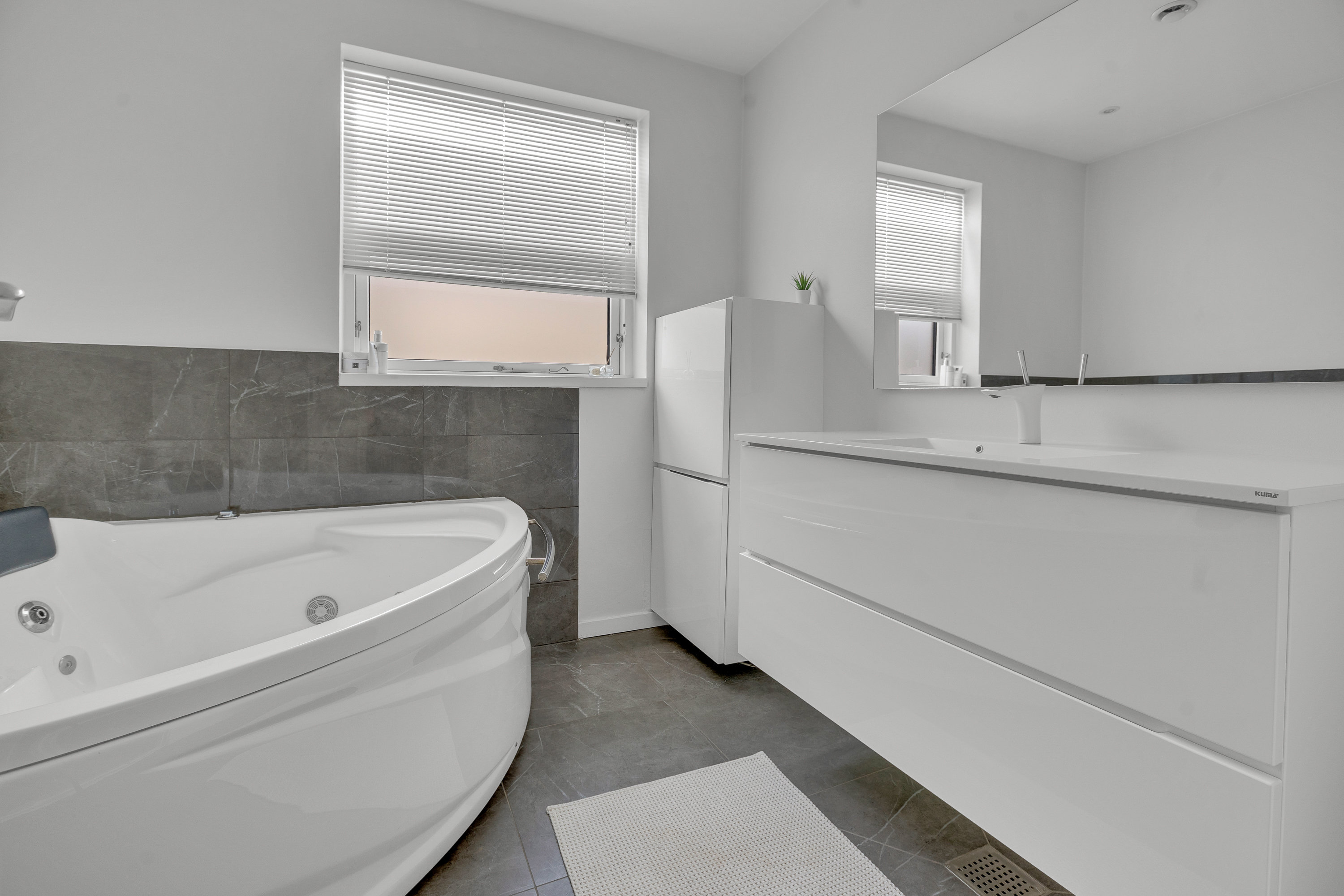 Fremhævet badeværelse billede i fuldskærmstilstand. Billede af Vårbuen 62, 2750 Ballerup