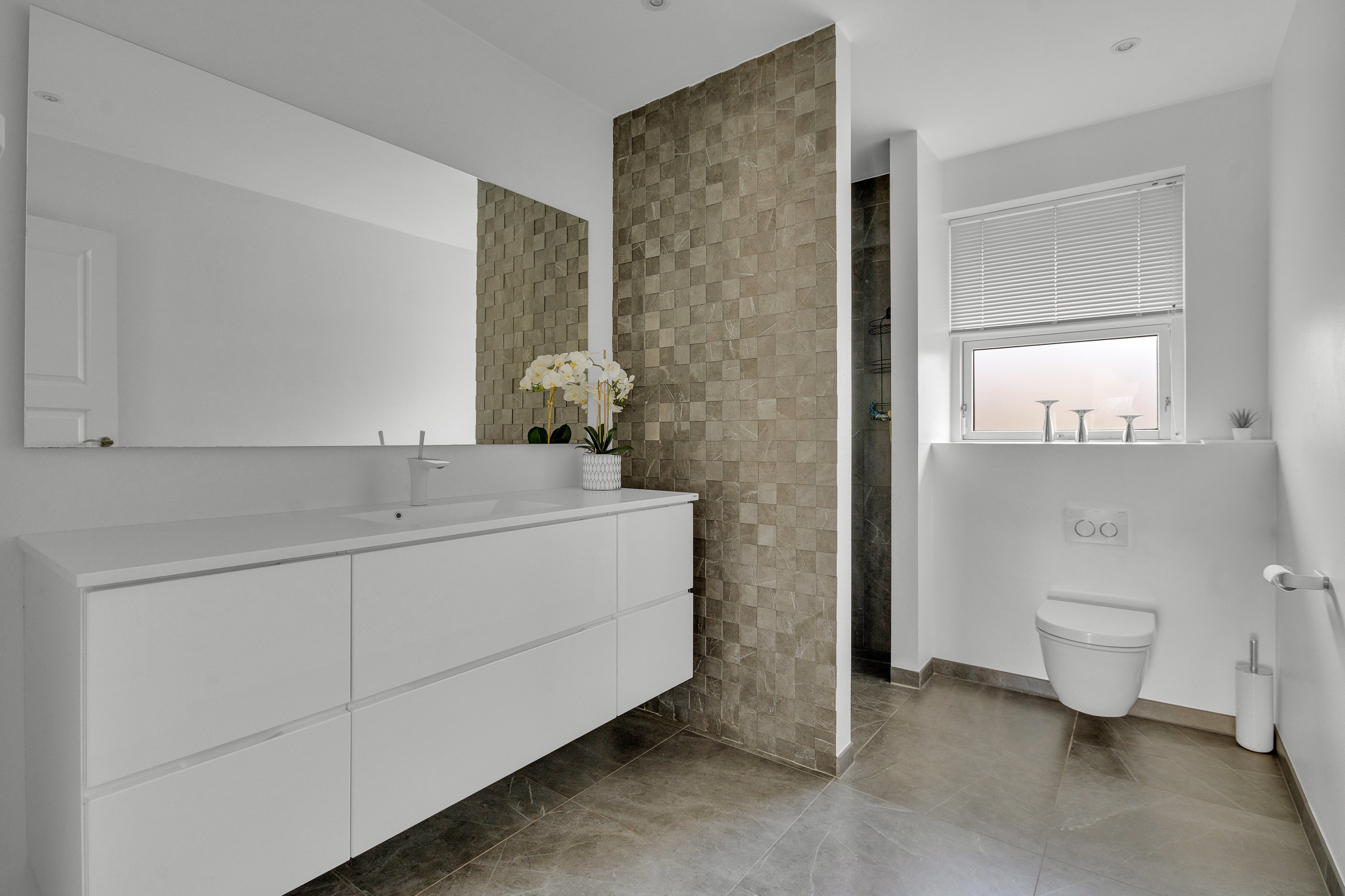 Fremhævet badeværelse billede i fuldskærmstilstand. Billede af Vårbuen 62, 2750 Ballerup