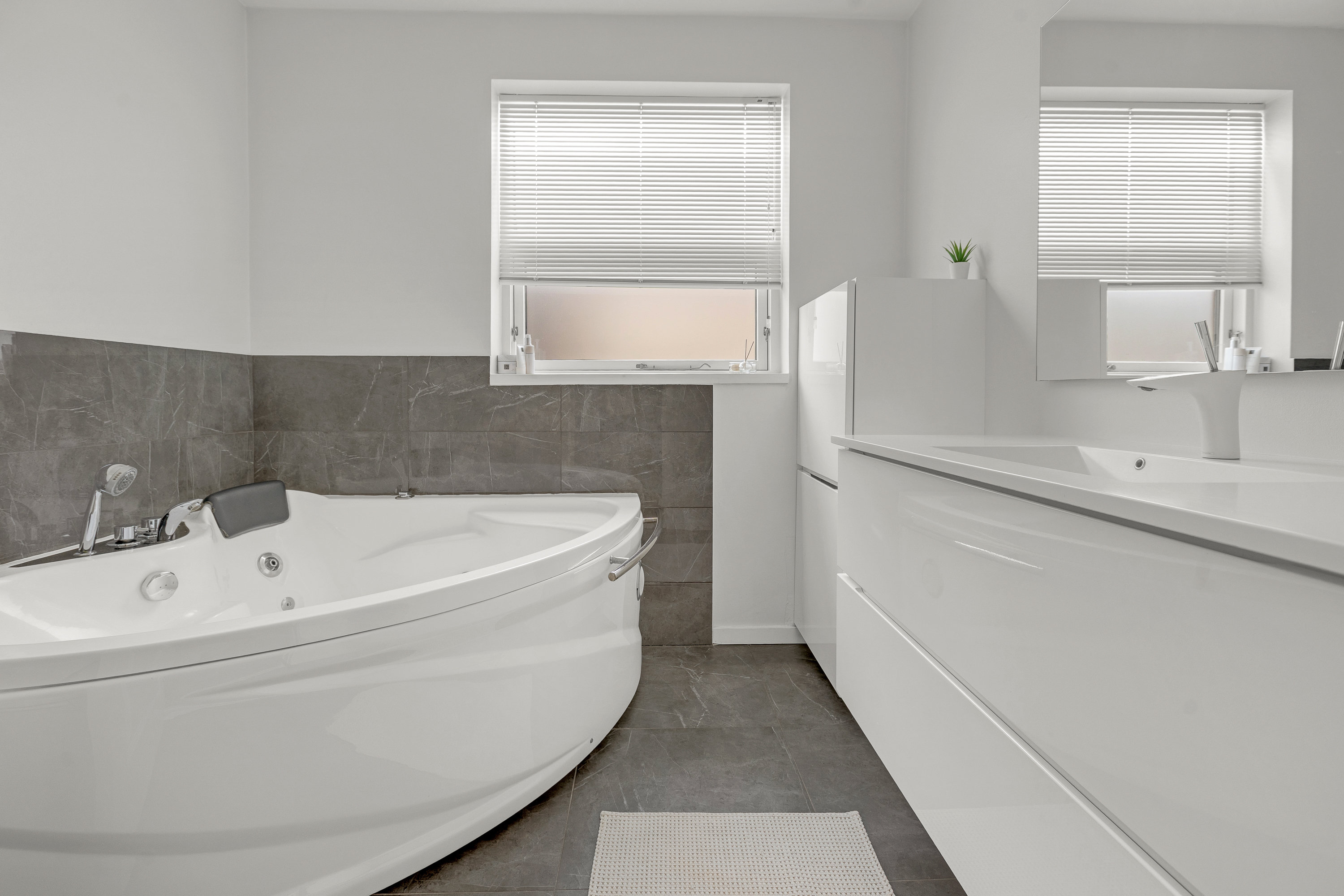 Fremhævet badeværelse billede i fuldskærmstilstand. Billede af Vårbuen 62, 2750 Ballerup