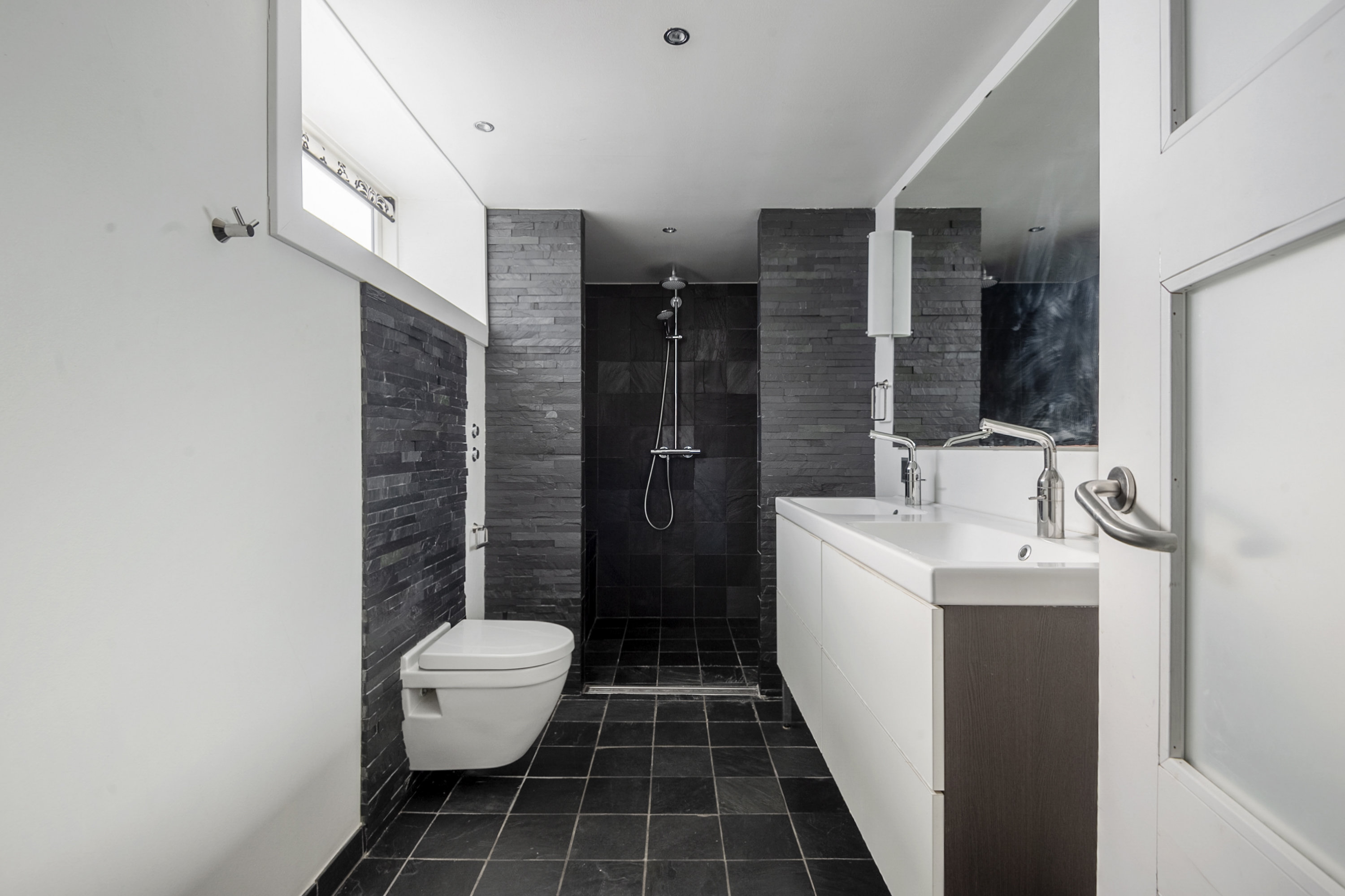 Fremhævet badeværelse billede i fuldskærmstilstand. Billede af Pilevej 17, 6705 Esbjerg Ø