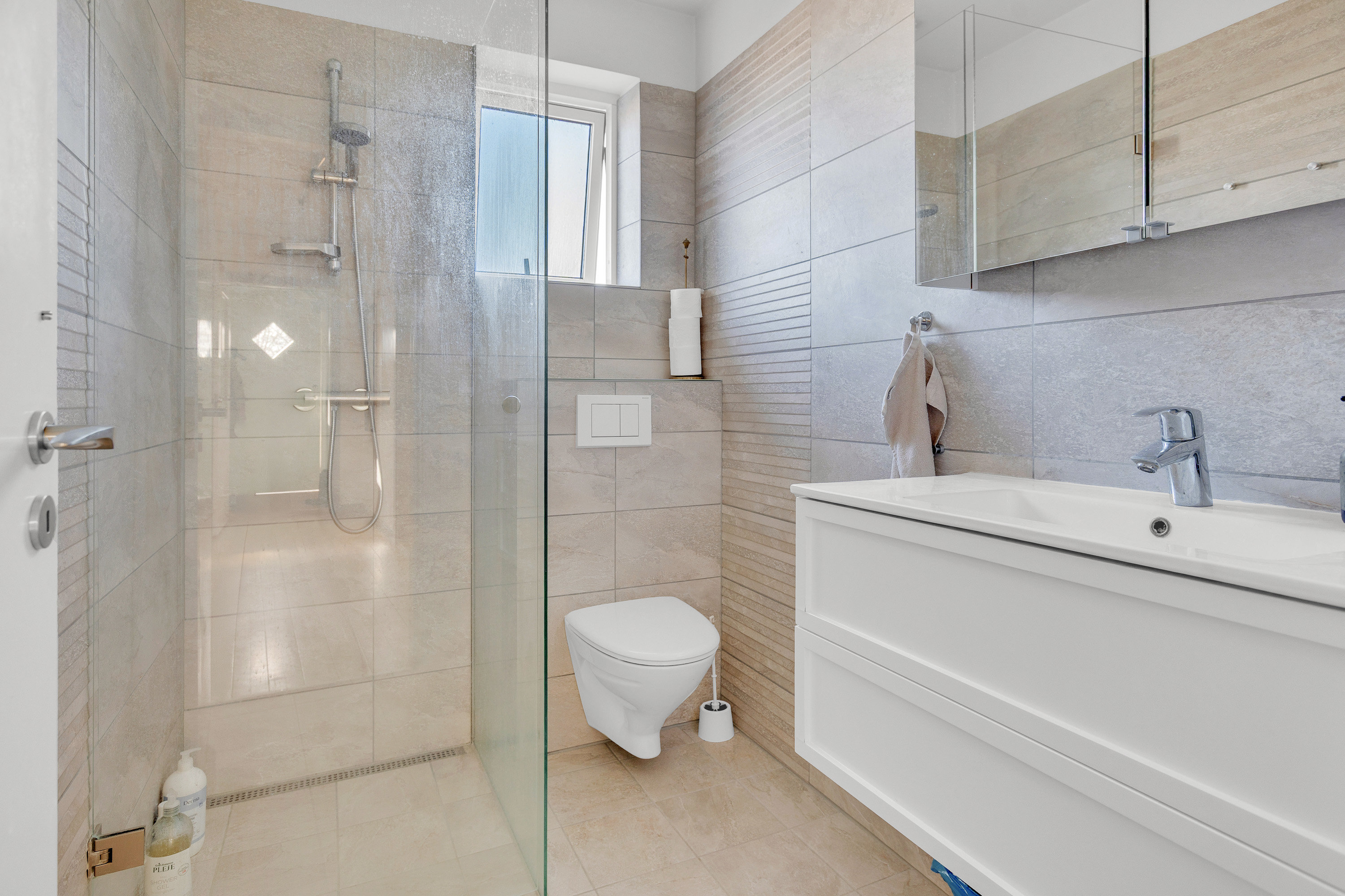 Fremhævet badeværelse billede i fuldskærmstilstand. Billede af Søndervej 15B, 2750 Ballerup