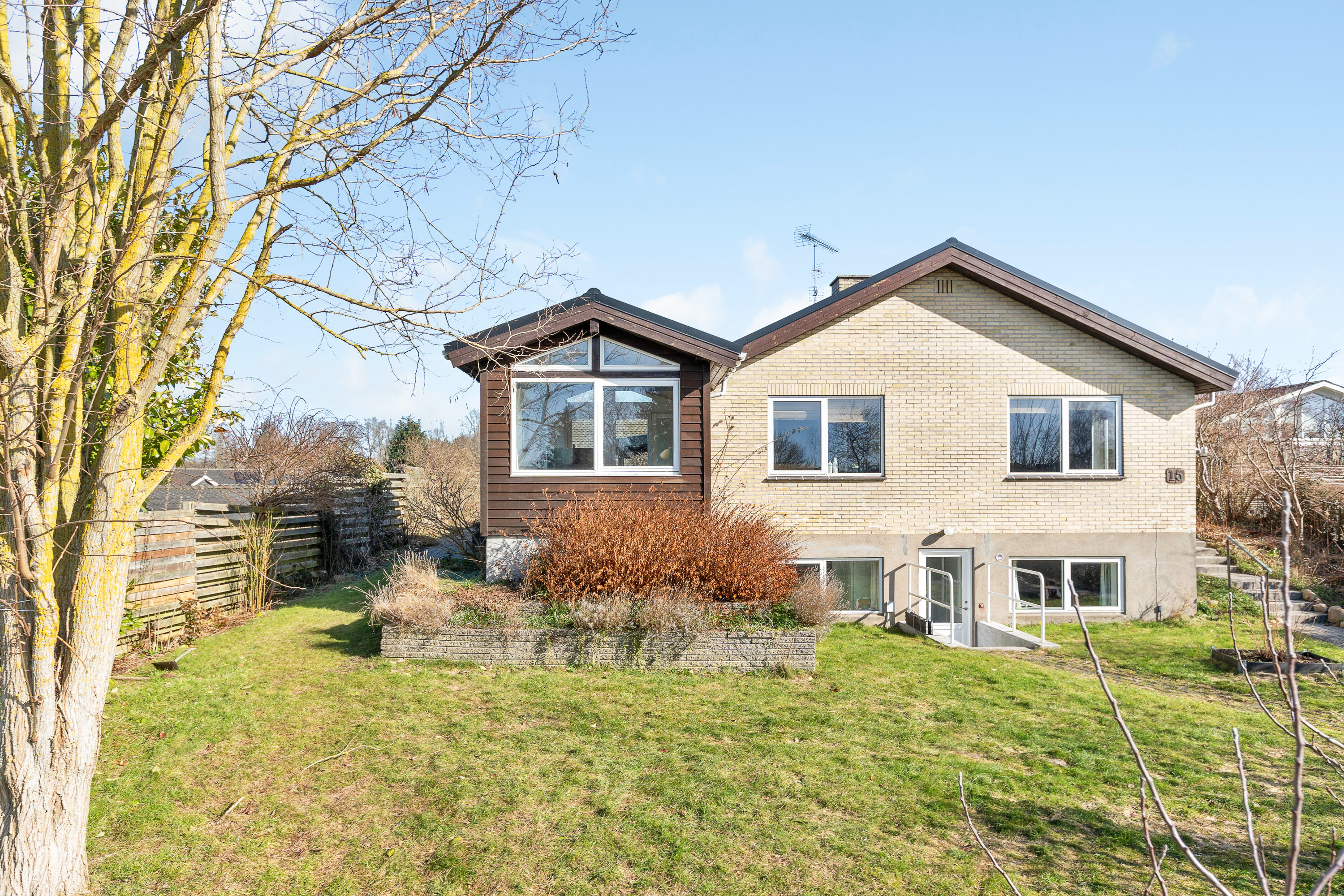 Fremhævet facade billede i fuldskærmstilstand. Billede af Søndervej 15B, 2750 Ballerup