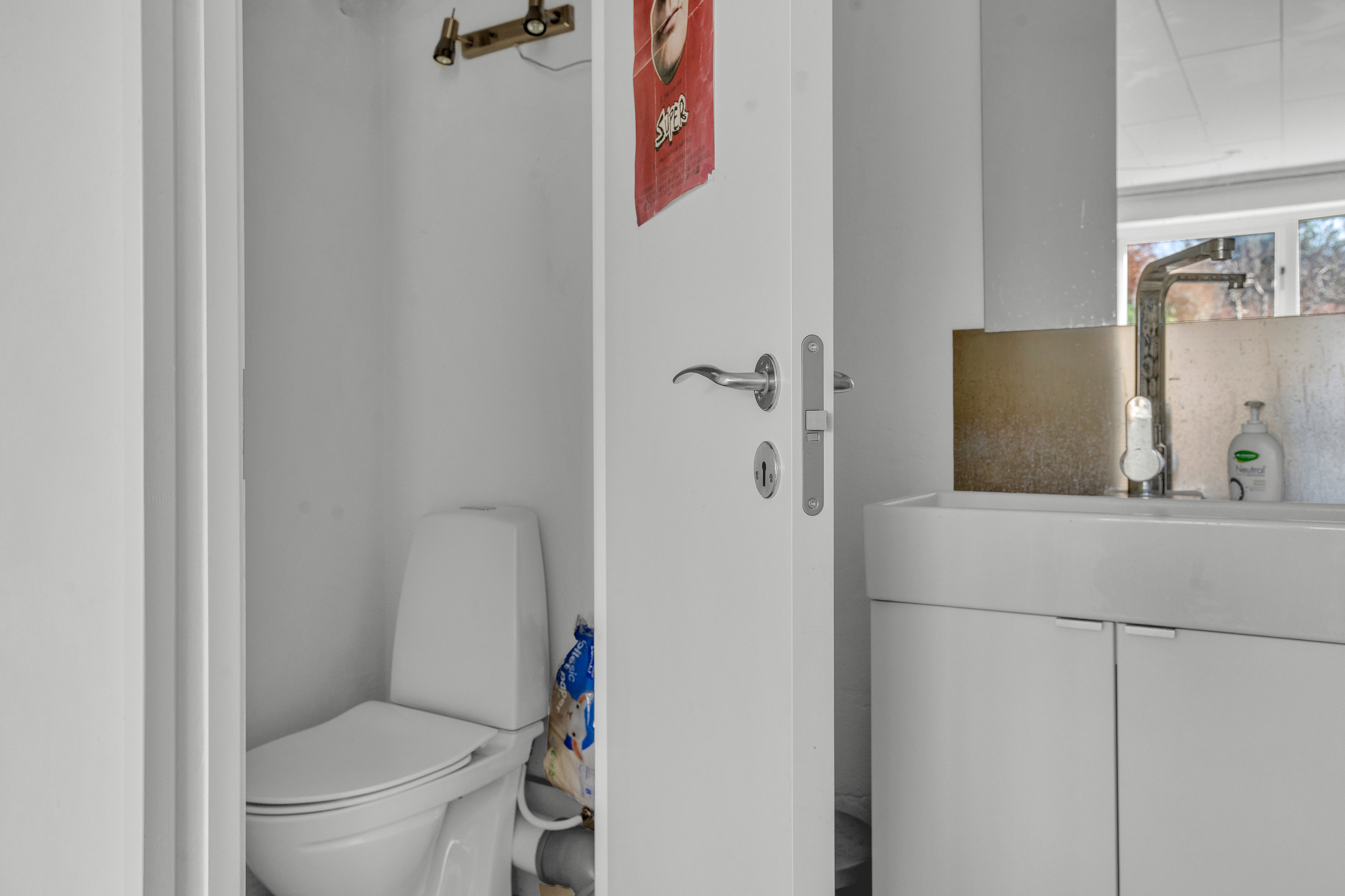 Fremhævet wc billede i fuldskærmstilstand. Billede af Søndervej 15B, 2750 Ballerup