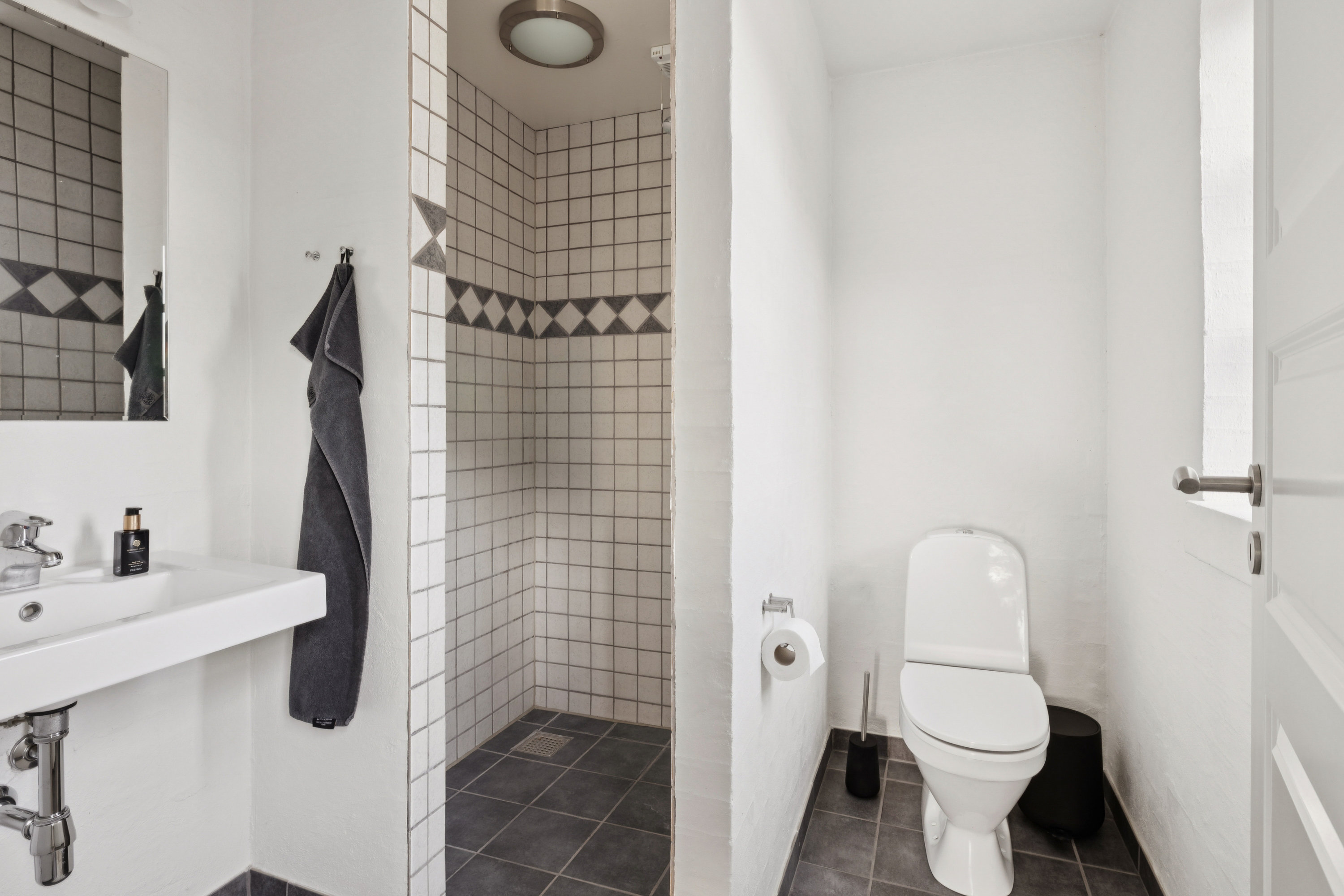 Fremhævet badeværelse billede i fuldskærmstilstand. Billede af Gammelstrupvej 12, 8831 Løgstrup